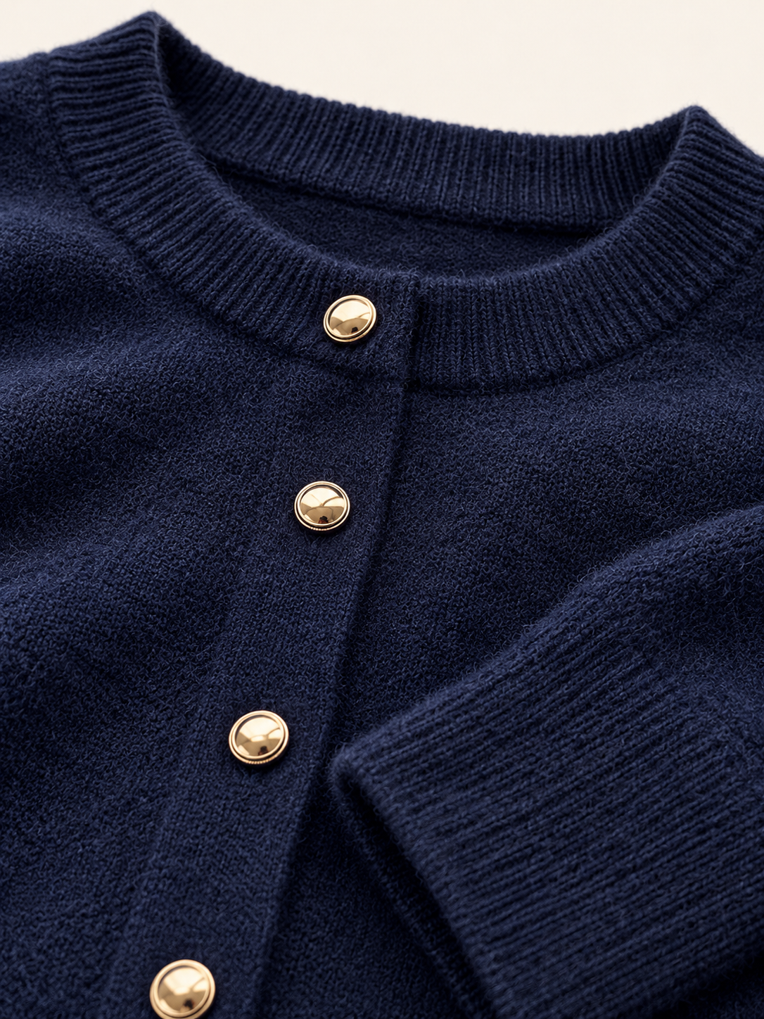 Cardigan blu scuro con bottoni dorati — Blu scuro, Dettaglio del collo e della spalla