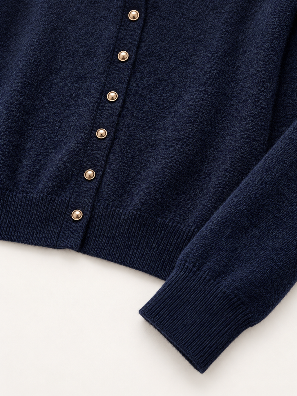 Cardigan blu scuro con bottoni dorati — Blu scuro, Dettaglio del polsino e del fondo