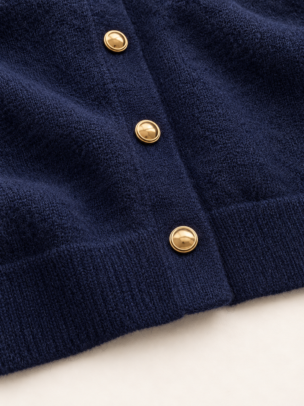 Cardigan blu scuro con bottoni dorati — Blu scuro, Dettaglio della lavorazione