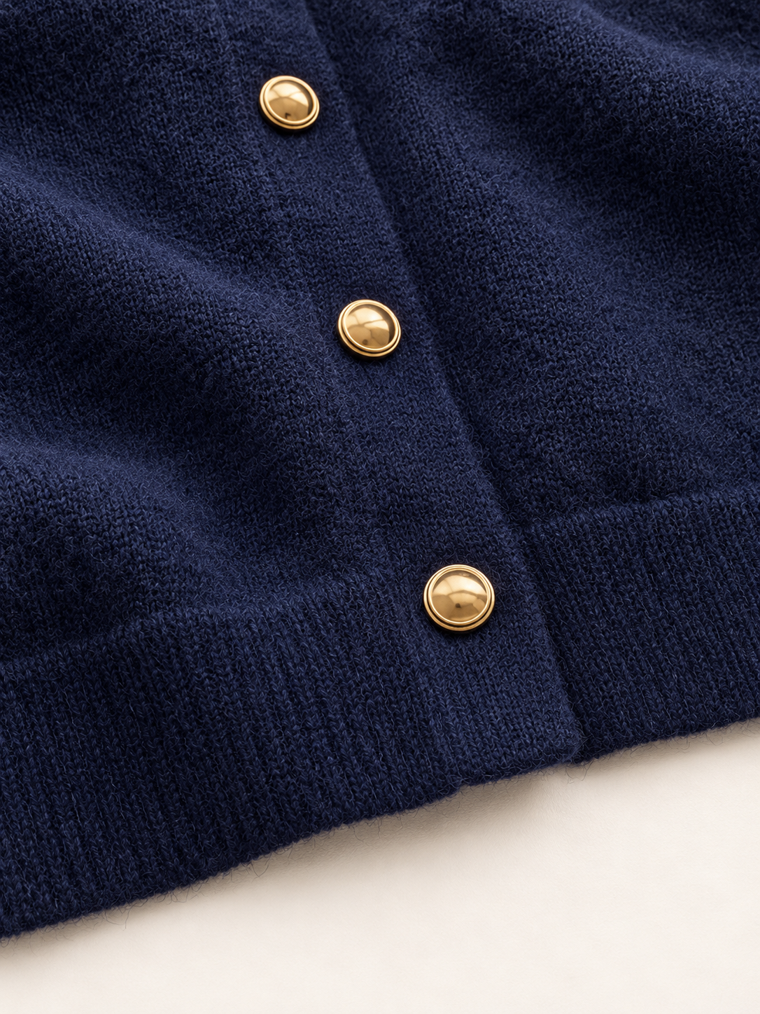 Cardigan blu scuro con bottoni dorati — Blu scuro, Dettaglio della lavorazione