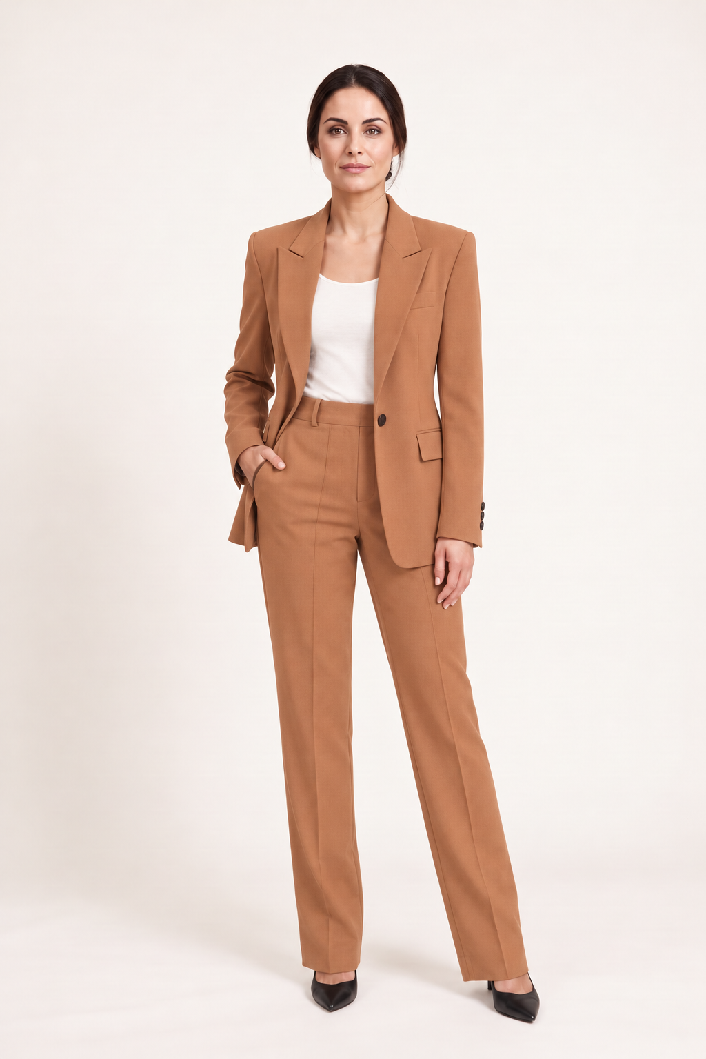 Completo monopetto con pantaloni dritti, Sofia, vista frontale — Cammello