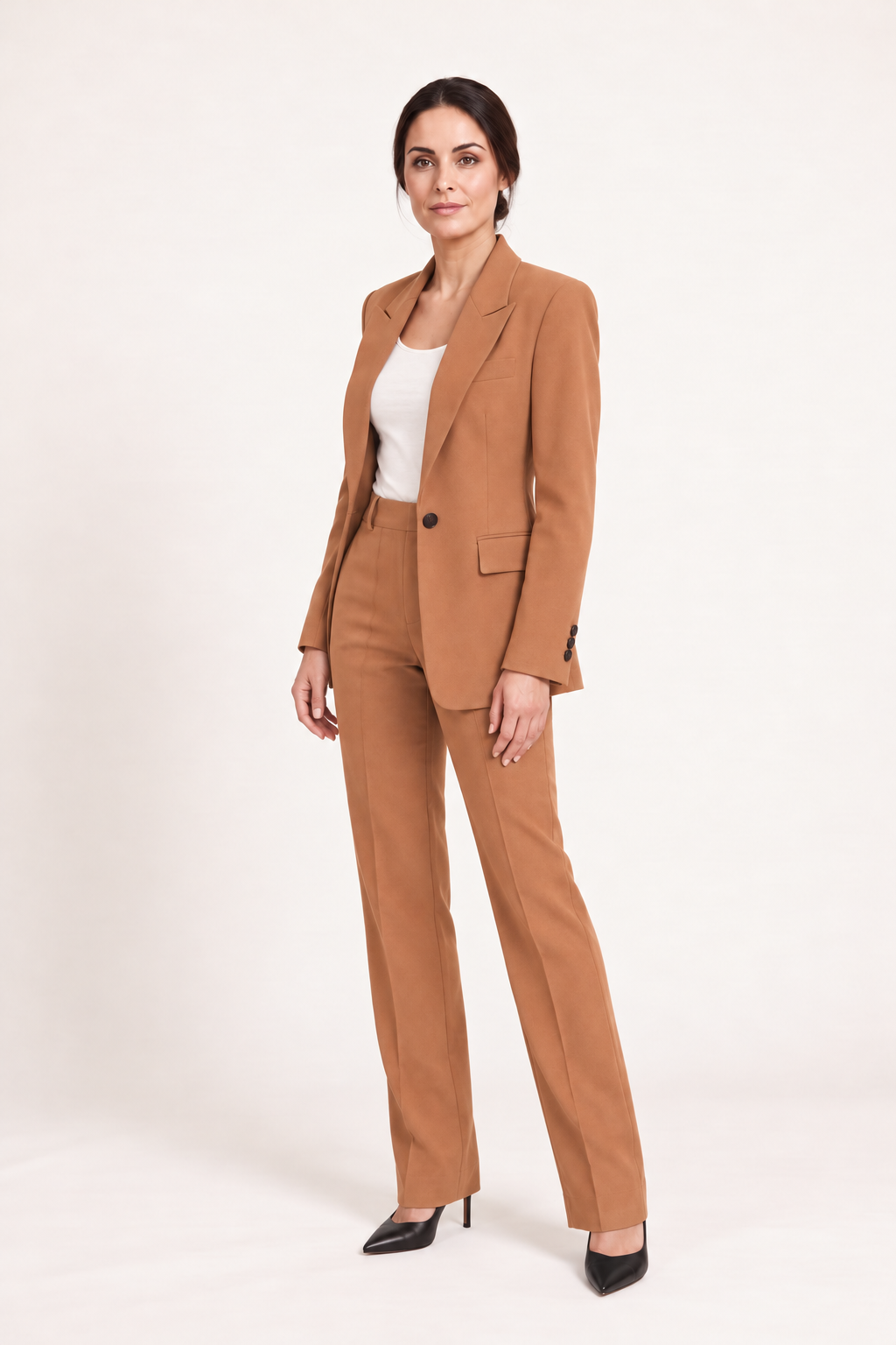 Completo monopetto con pantaloni dritti, Sofia, vista a tre quarti — Cammello
