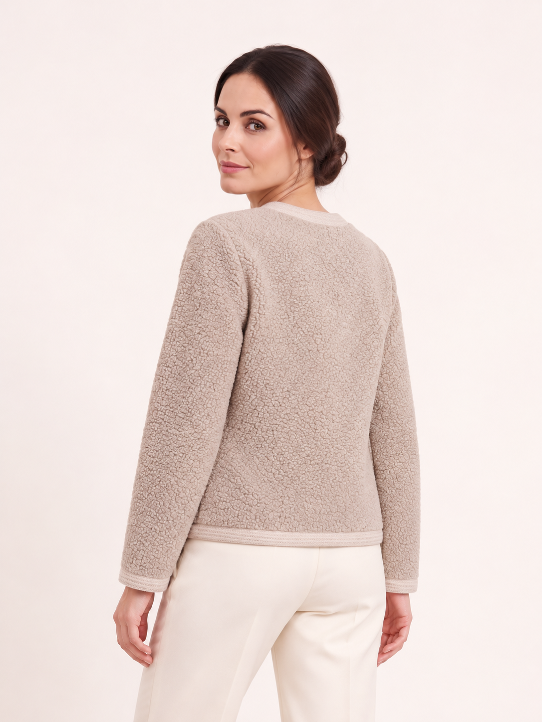 Cardigan corto con bottoni décor — Beige caldo, Sofia, vista posteriore