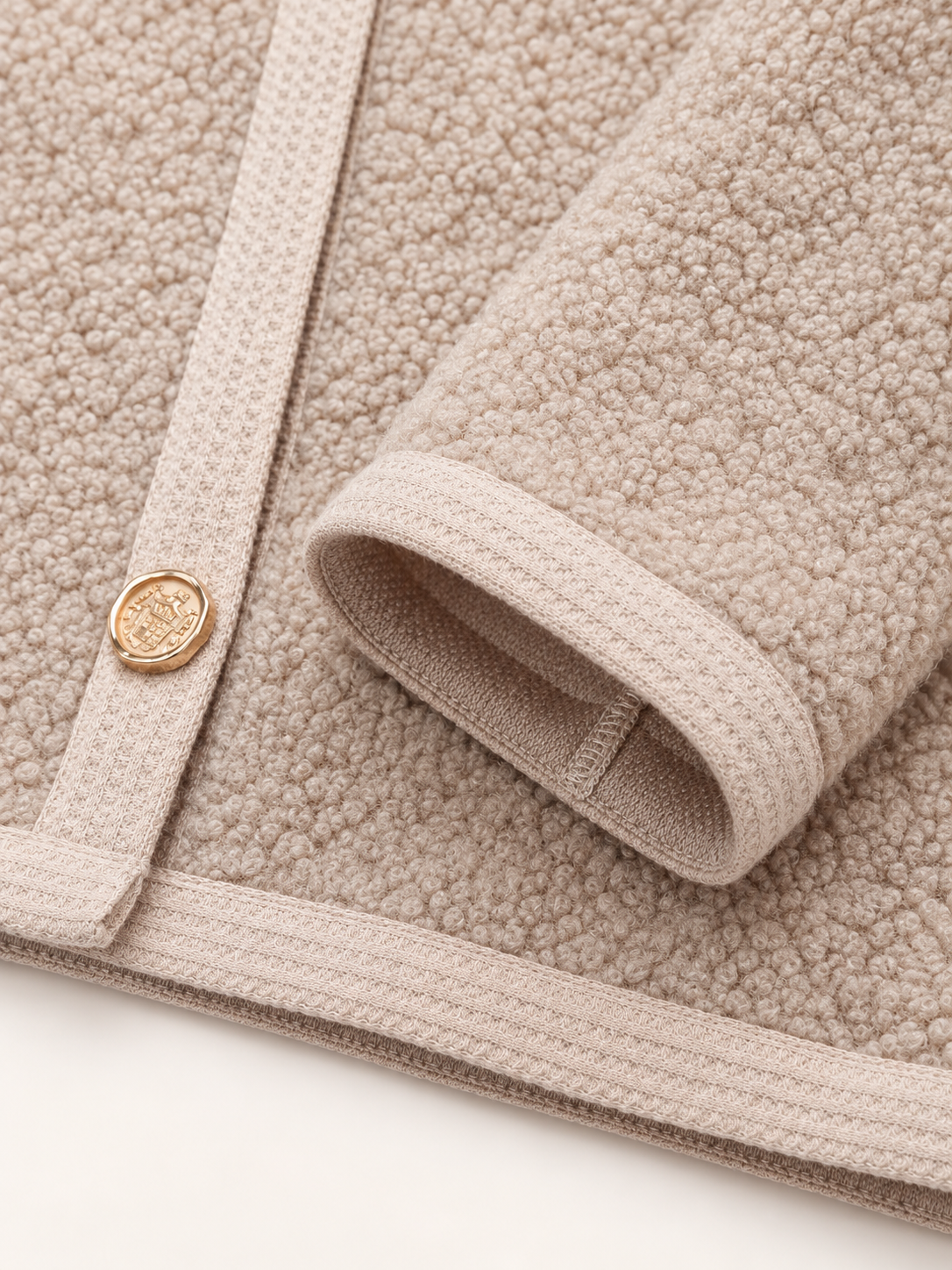 Cardigan corto con bottoni décor — Beige caldo, Dettaglio del polsino e del fondo