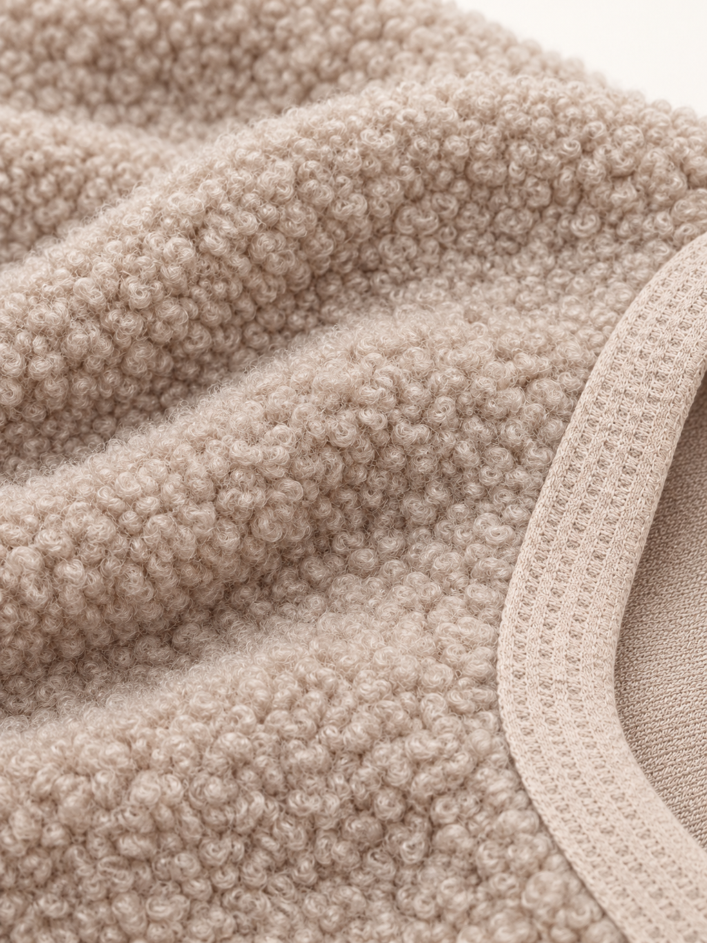 Cardigan corto con bottoni décor — Beige caldo, Dettaglio della lavorazione