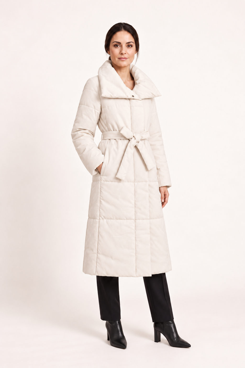 Cappotto imbottito con collo avvolgente — Avorio, Sofia di tre quarti