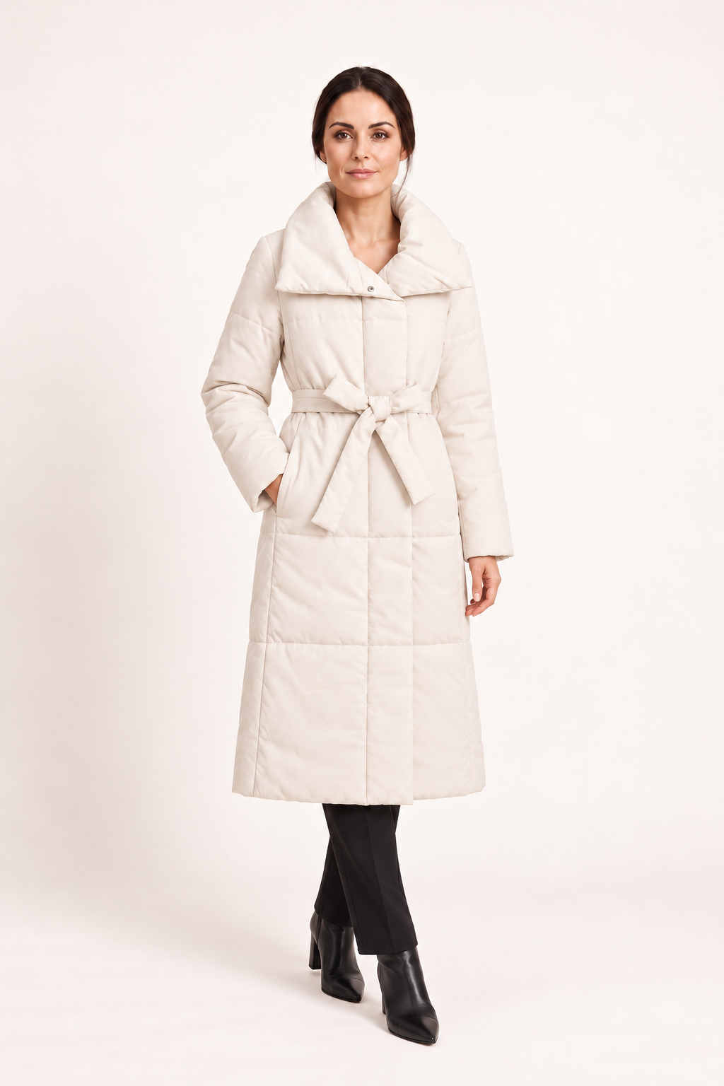 Cappotto imbottito con collo avvolgente — Avorio, Sofia in movimento