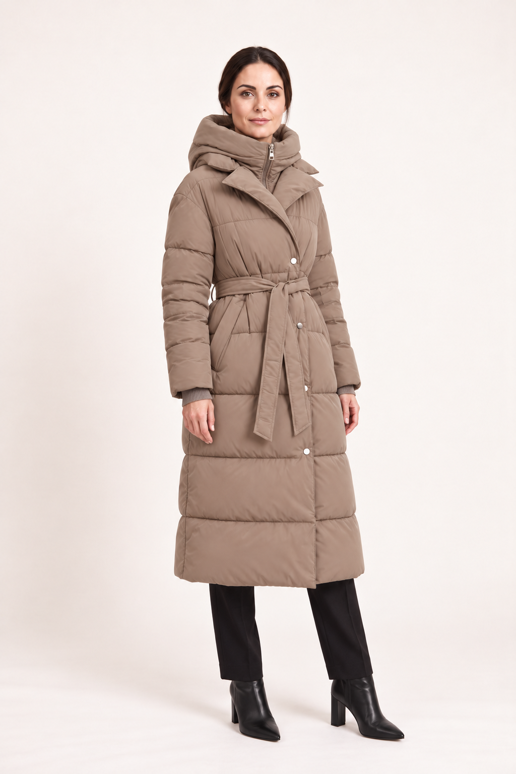 Parka lungo con cappuccio e cintura — Taupe, Sofia di tre quarti