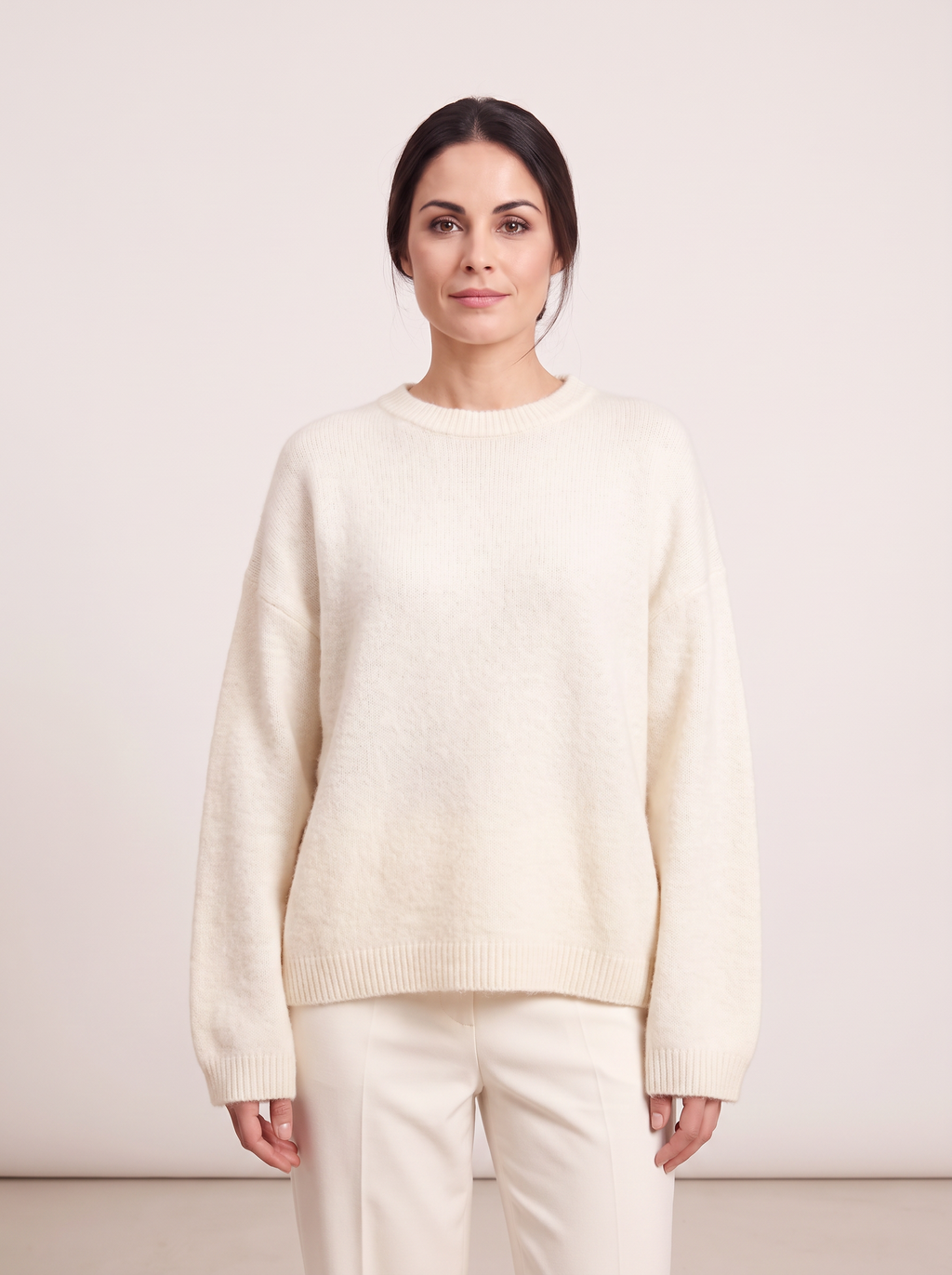 Maglia ampia con bordi a coste — Bianco latte, Sofia, vista frontale