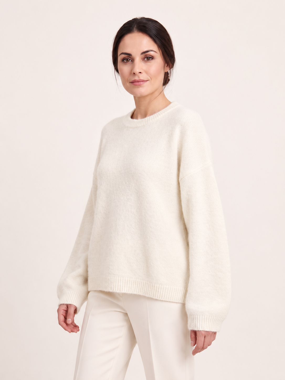 Maglia ampia con bordi a coste — Bianco latte, Sofia, vista a tre quarti