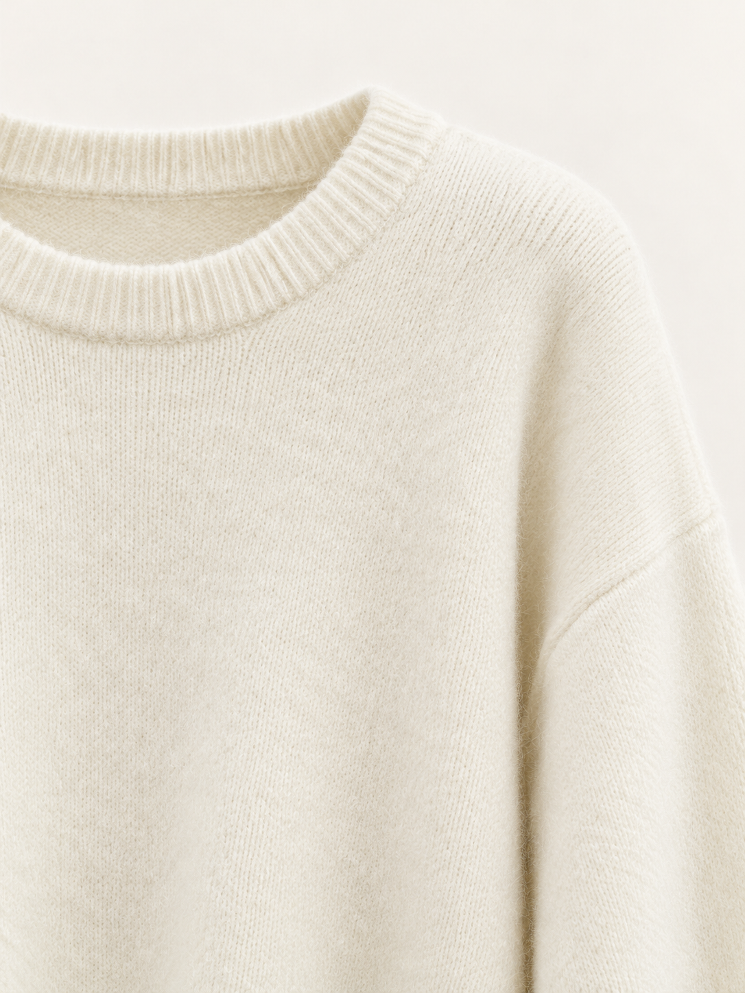 Maglia ampia con bordi a coste — Bianco latte, Dettaglio del collo e della spalla
