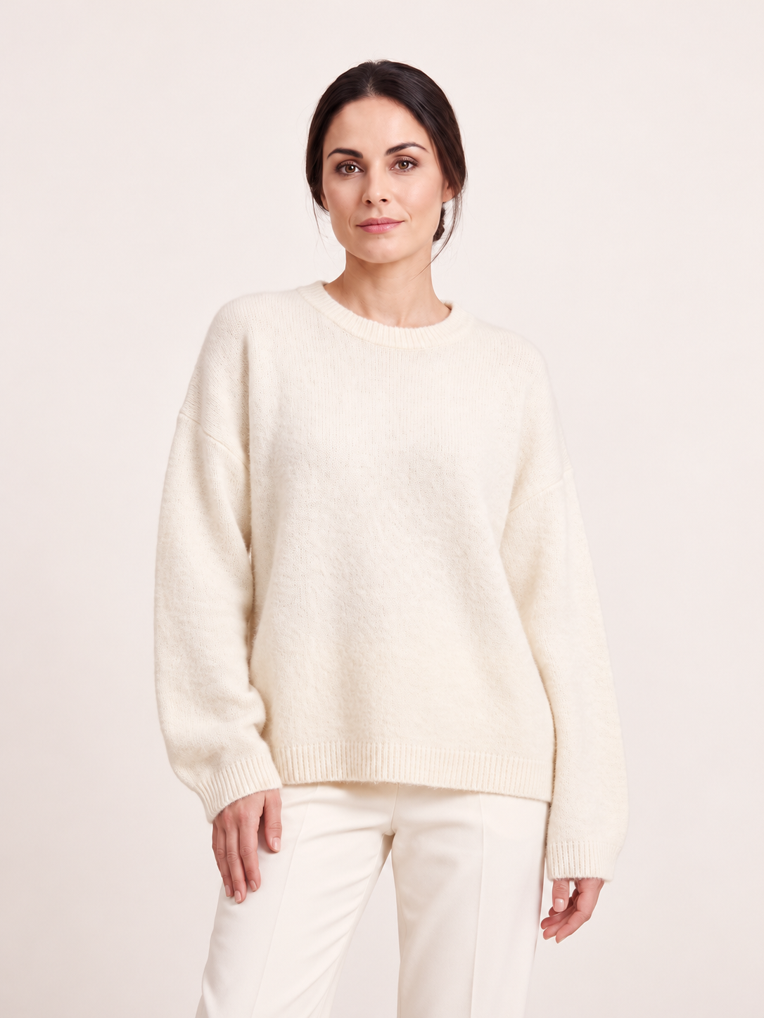 Maglia ampia con bordi a coste — Bianco latte, Sofia, vestibilità frontale