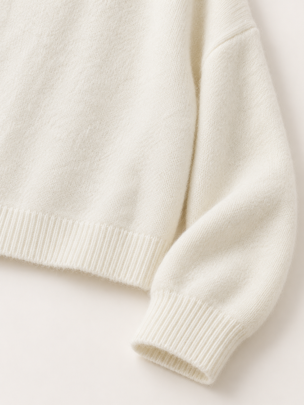 Maglia ampia con bordi a coste — Bianco latte, Dettaglio del polsino e del fondo