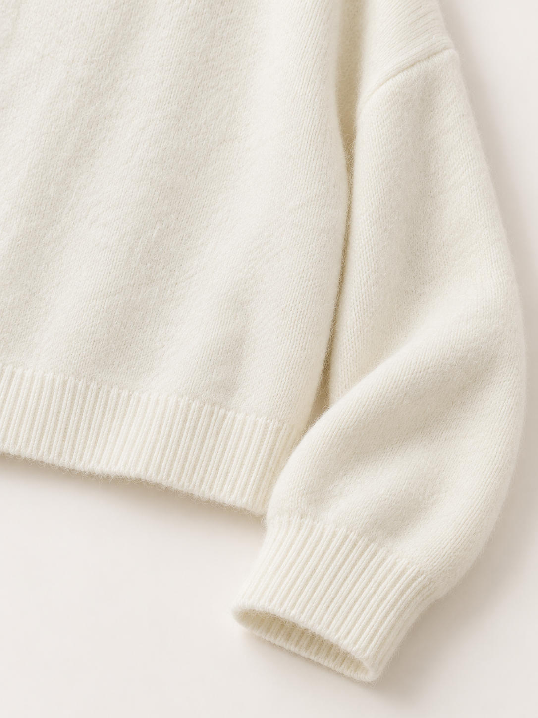 Maglia ampia con bordi a coste — Bianco latte, Dettaglio del polsino e del fondo