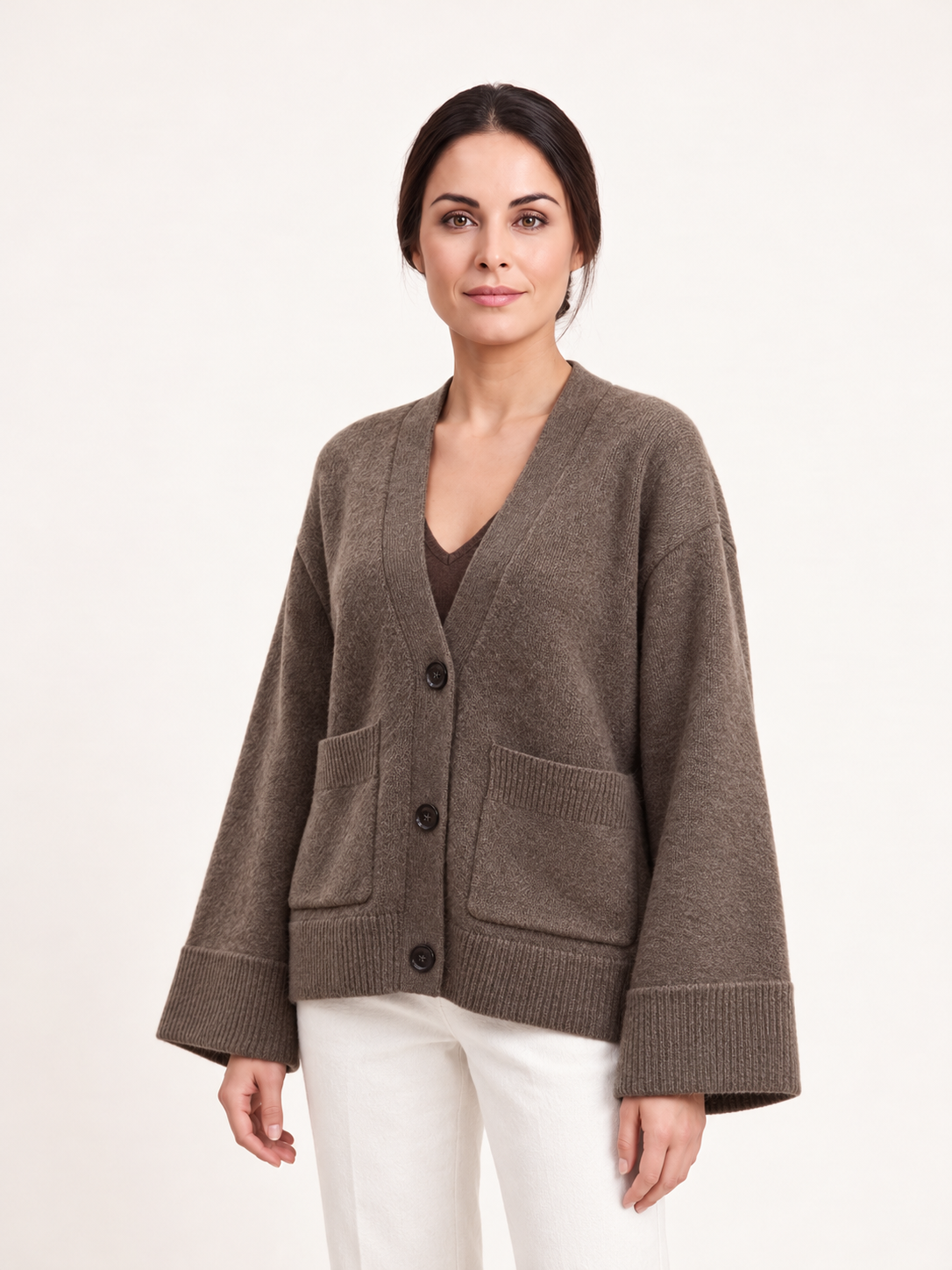 Cardigan con scollo a V e tasche — Marrone, Sofia, vista a tre quarti