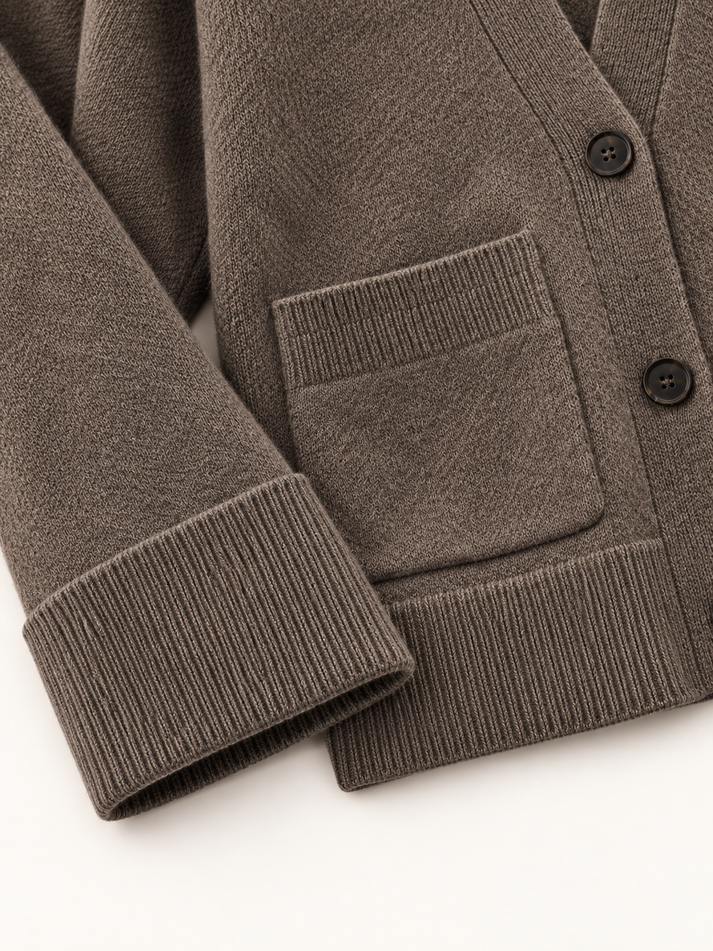 Cardigan con scollo a V e tasche — Marrone, dettaglio di polsino e fondo