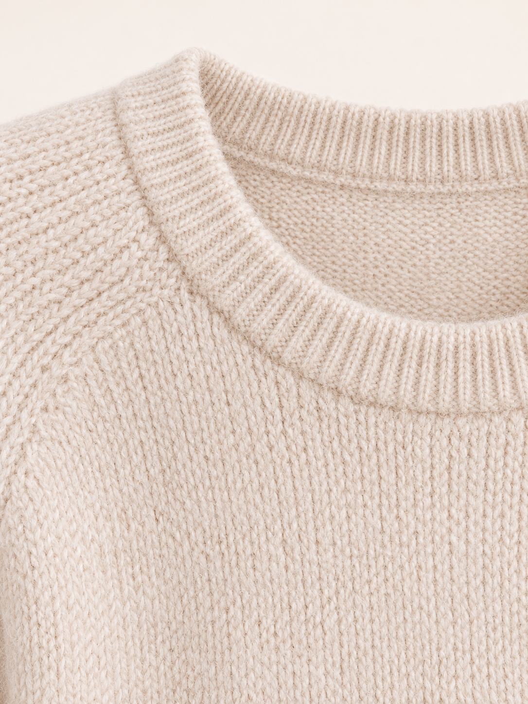 Abito in maglia girocollo — Avorio, dettaglio del collo