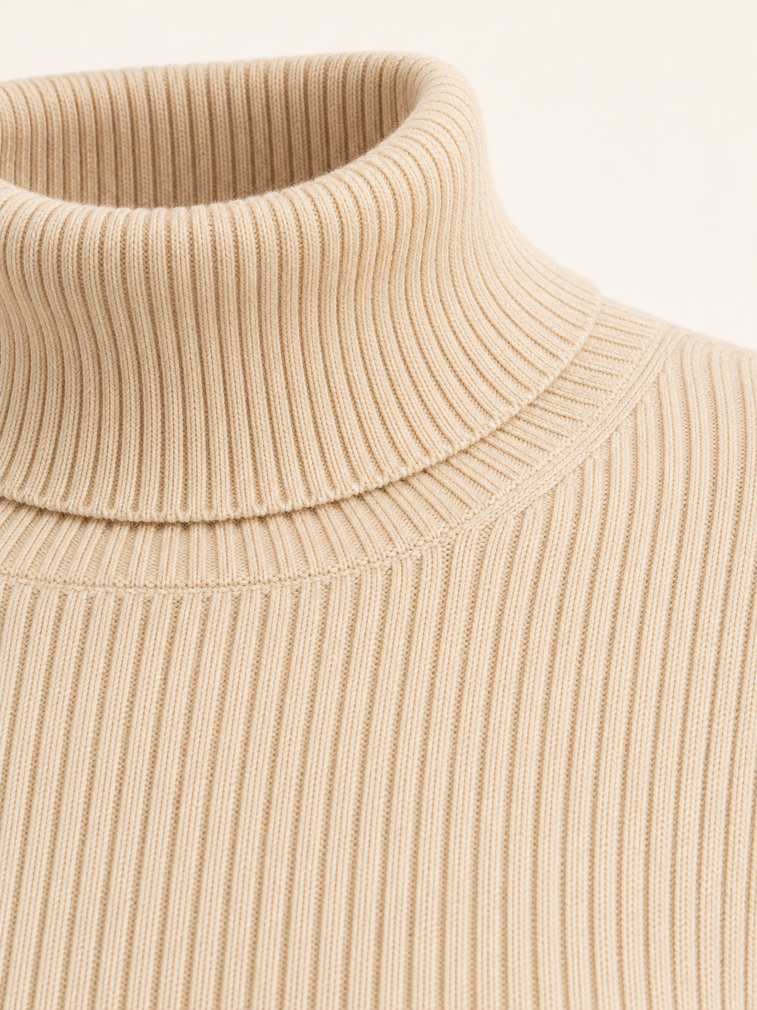 Dolcevita a coste — Beige, dettaglio del collo
