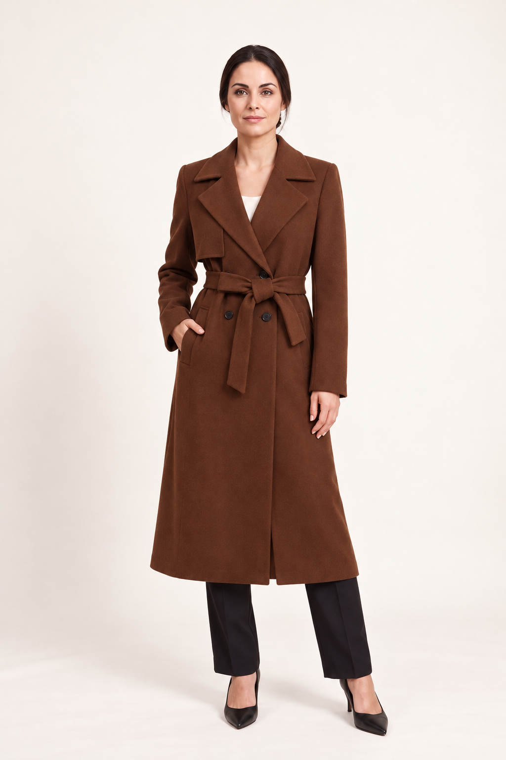 Cappotto lungo con cintura indossato da Sofia, vista frontale — Marrone