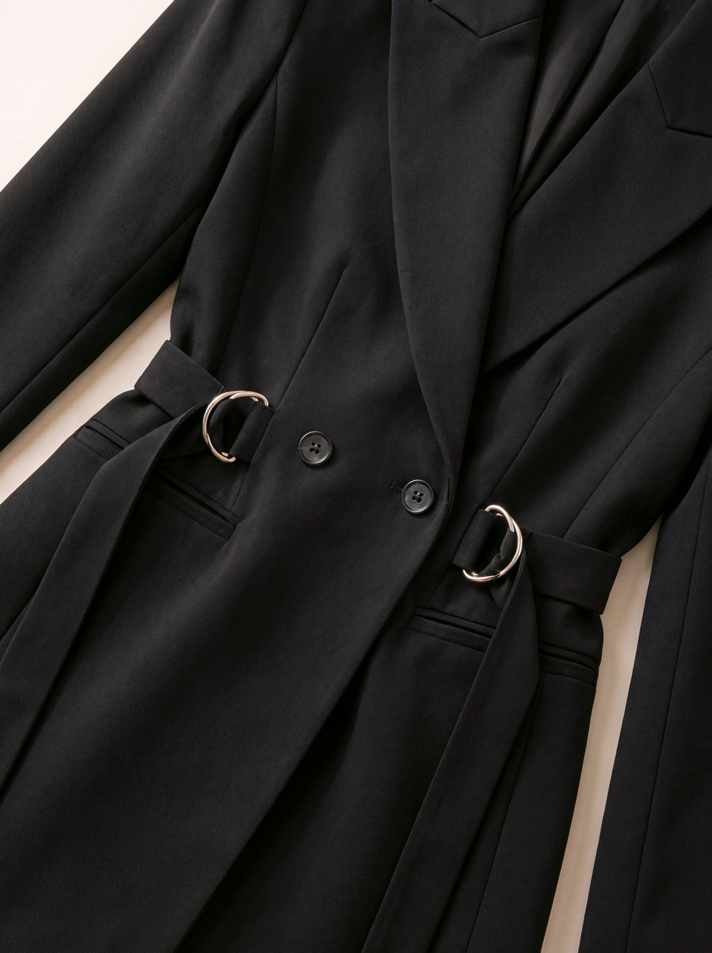 Blazer con anelli — Nero, dettaglio del capo