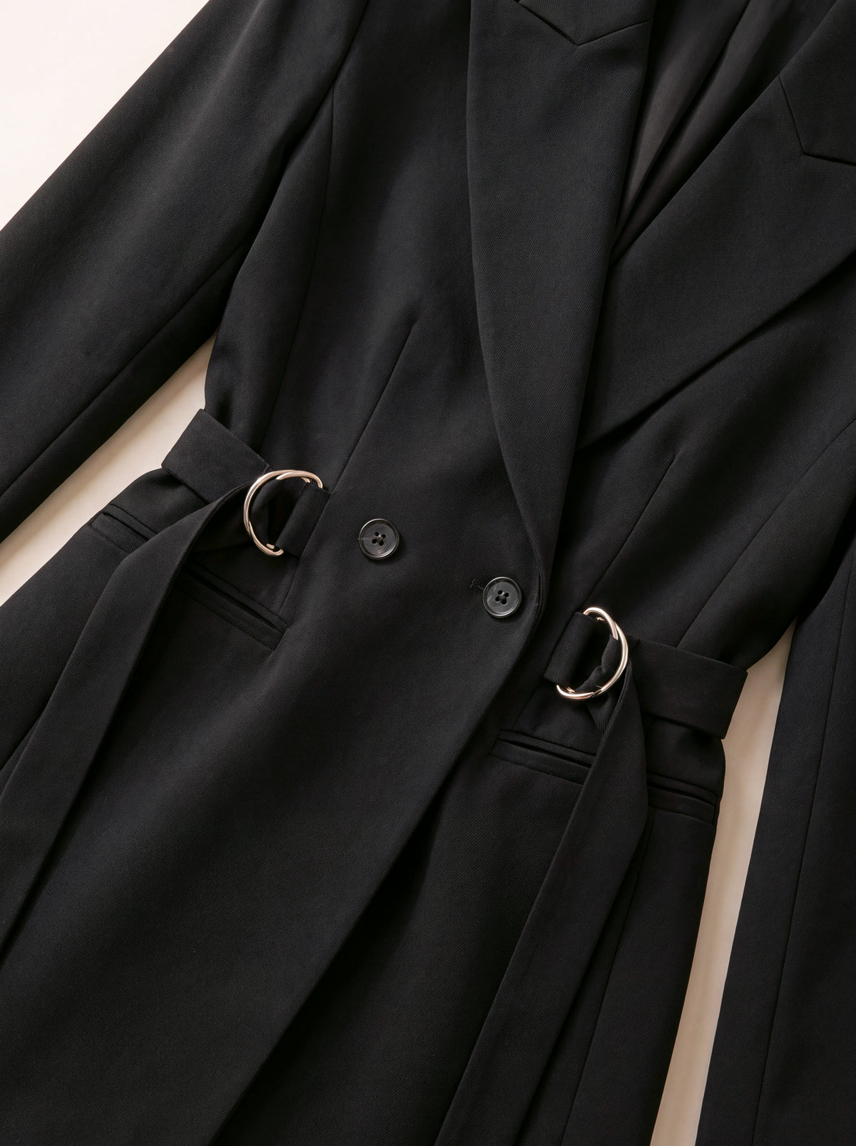 Blazer con anelli — Nero, dettaglio del capo