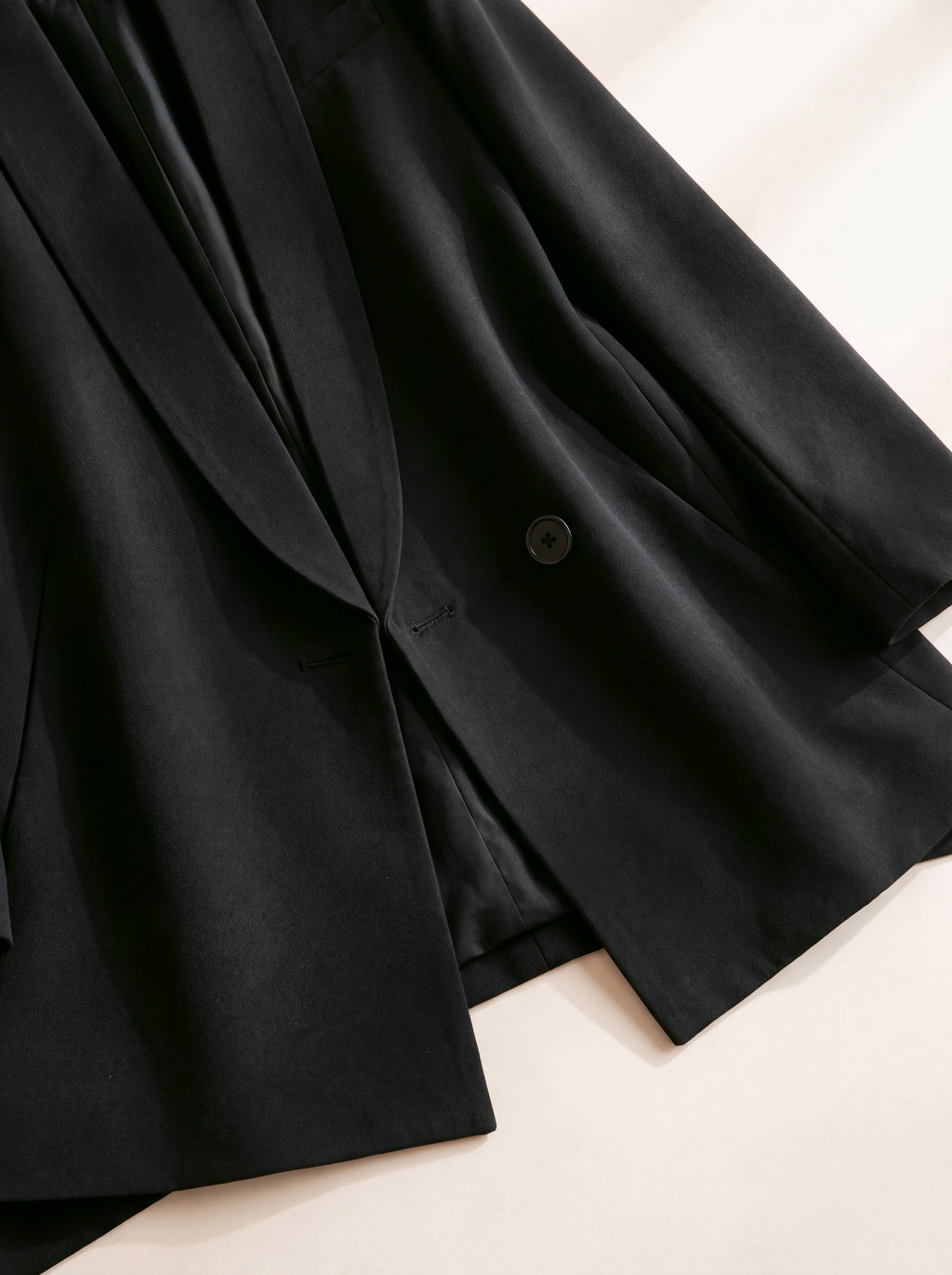 Blazer asimmetrico — Nero, dettaglio del capo