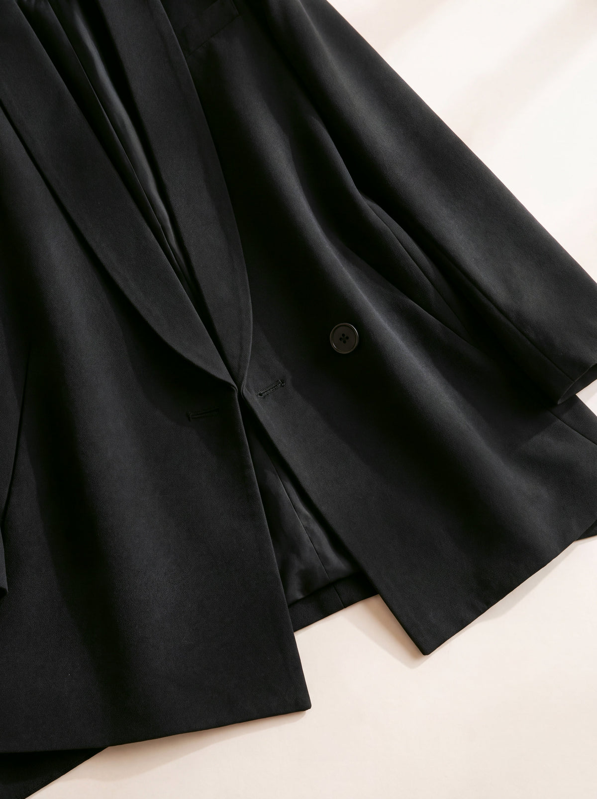 Blazer asimmetrico — Nero, dettaglio del capo