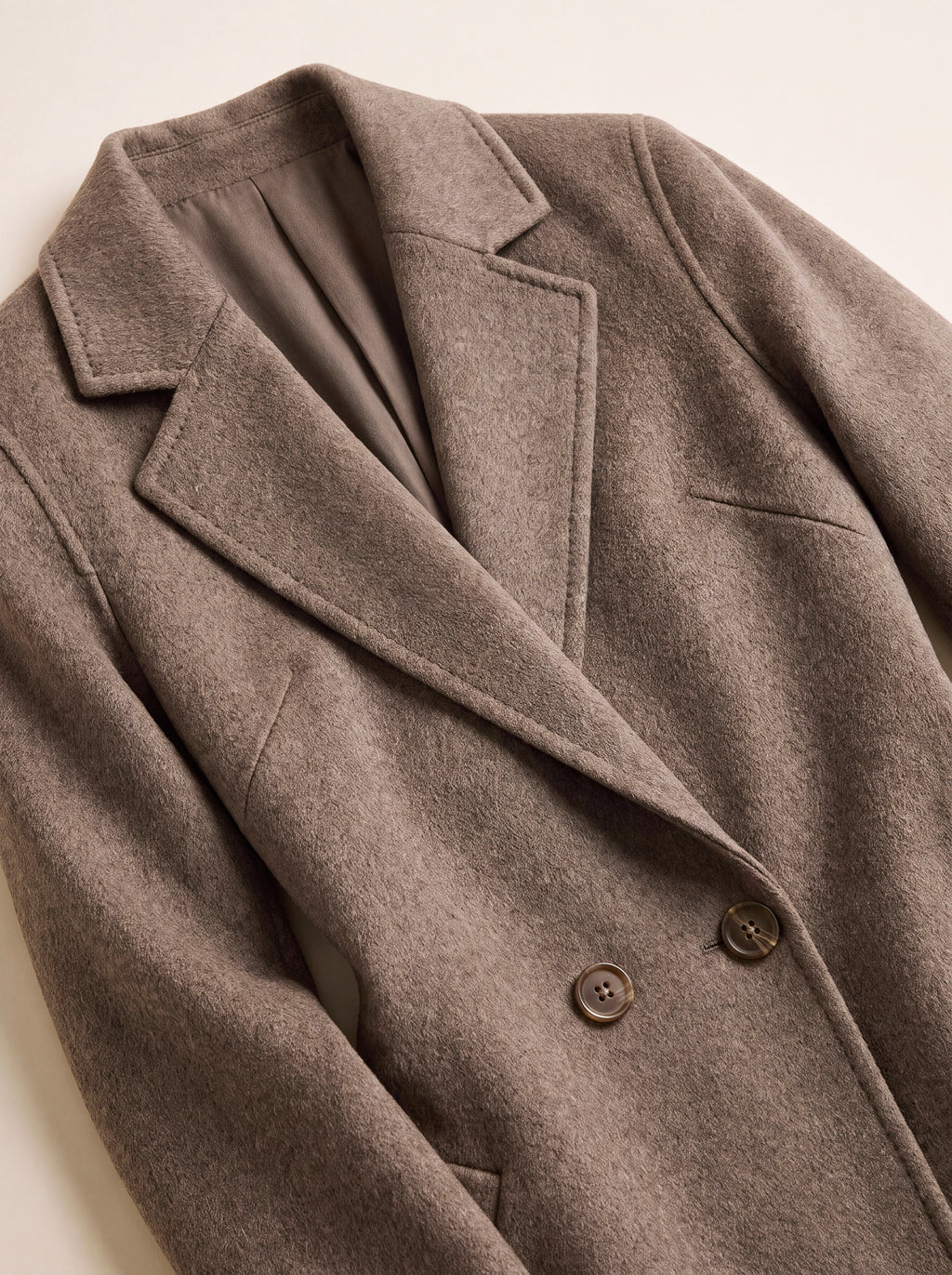 Cappotto midi — Tortora, dettaglio del collo e della chiusura