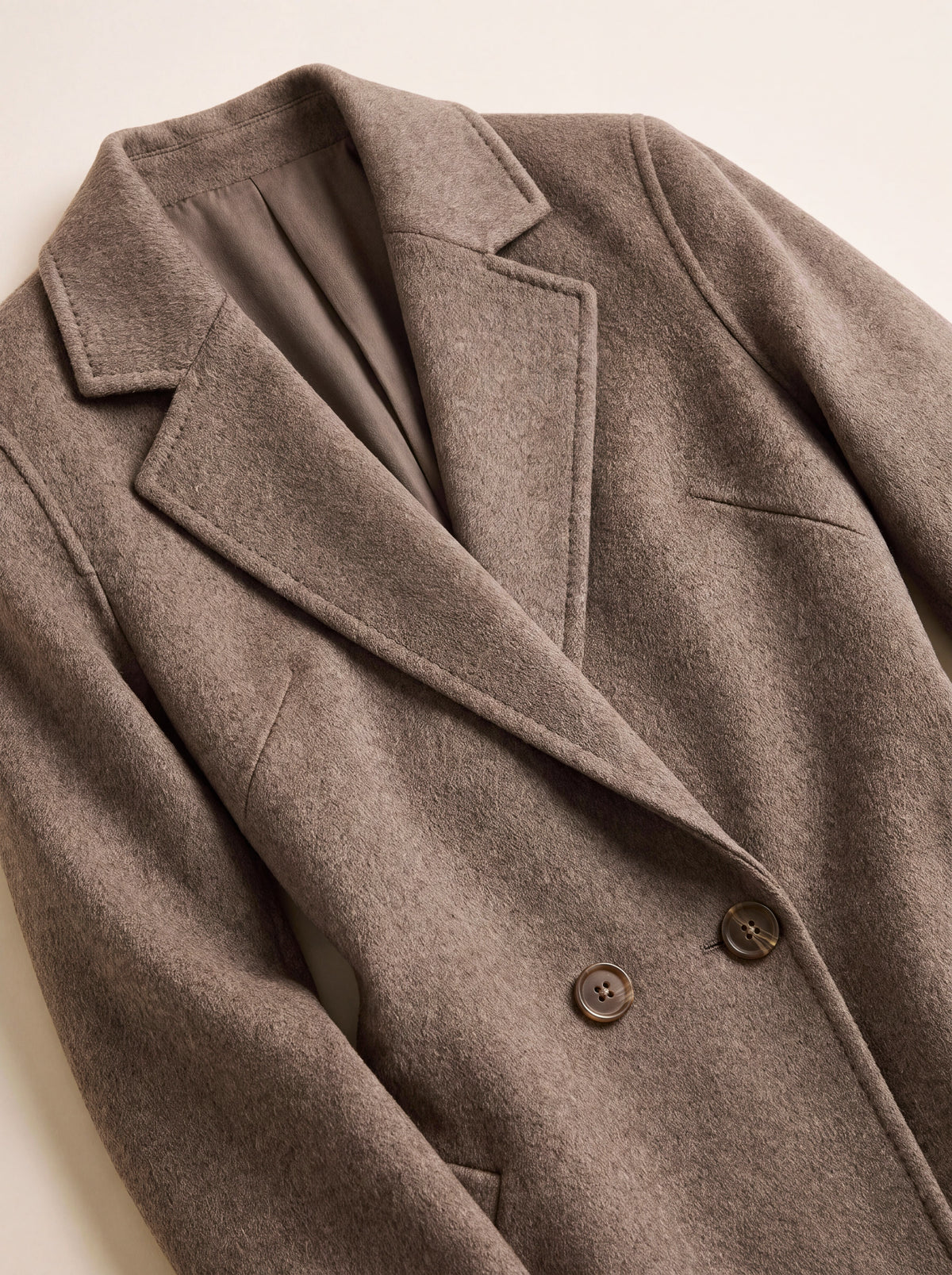 Cappotto midi — Tortora, dettaglio del collo e della chiusura