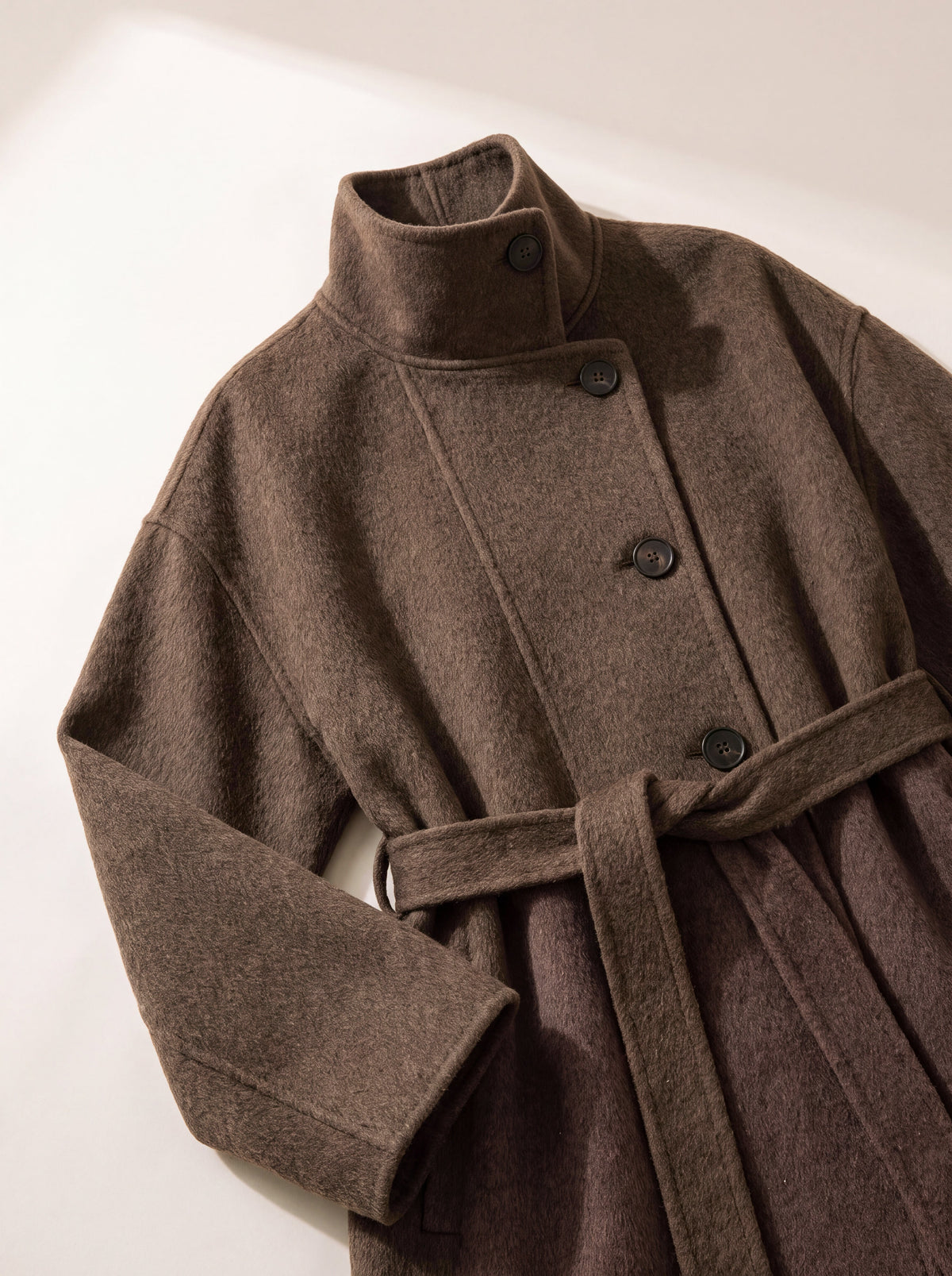 Cappotto a collo alto — Marrone, dettaglio del capo