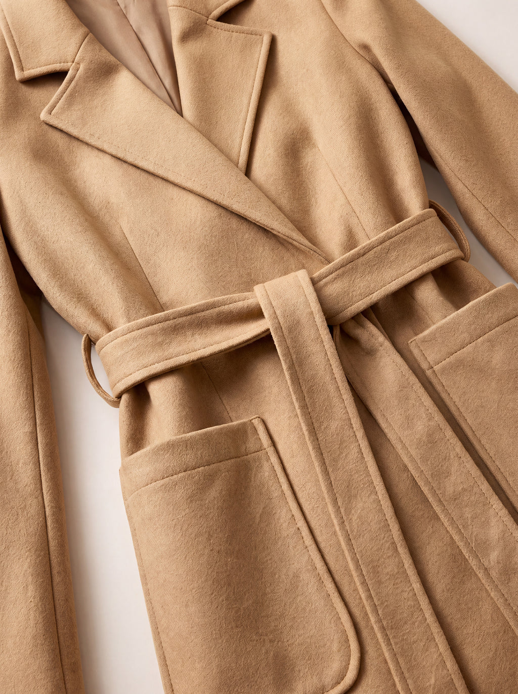 Cappotto con cintura — Cammello dorato, dettaglio del capo