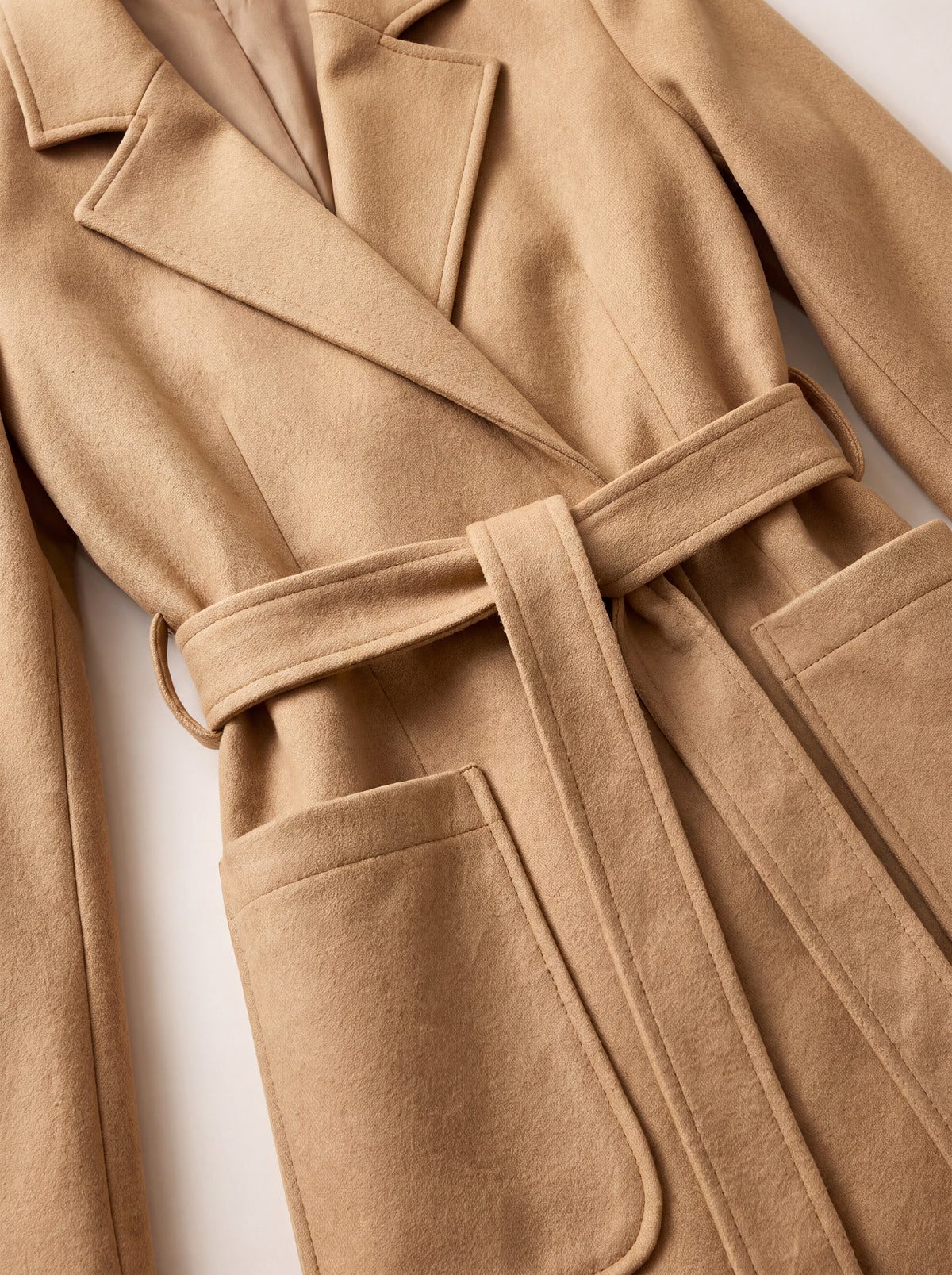 Cappotto con cintura — Cammello dorato, dettaglio del capo
