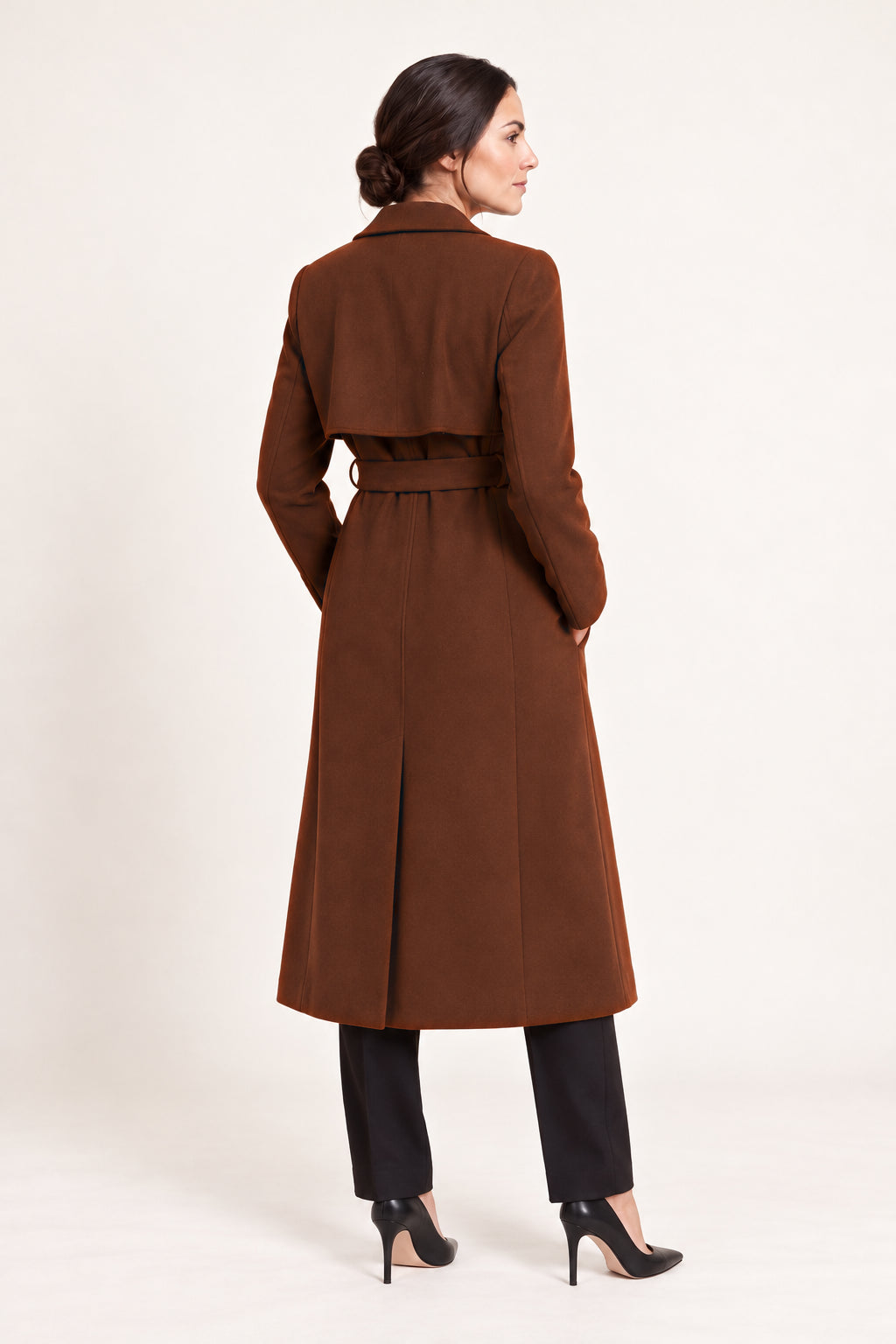 Cappotto lungo con cintura, indossato da Sofia — Marrone