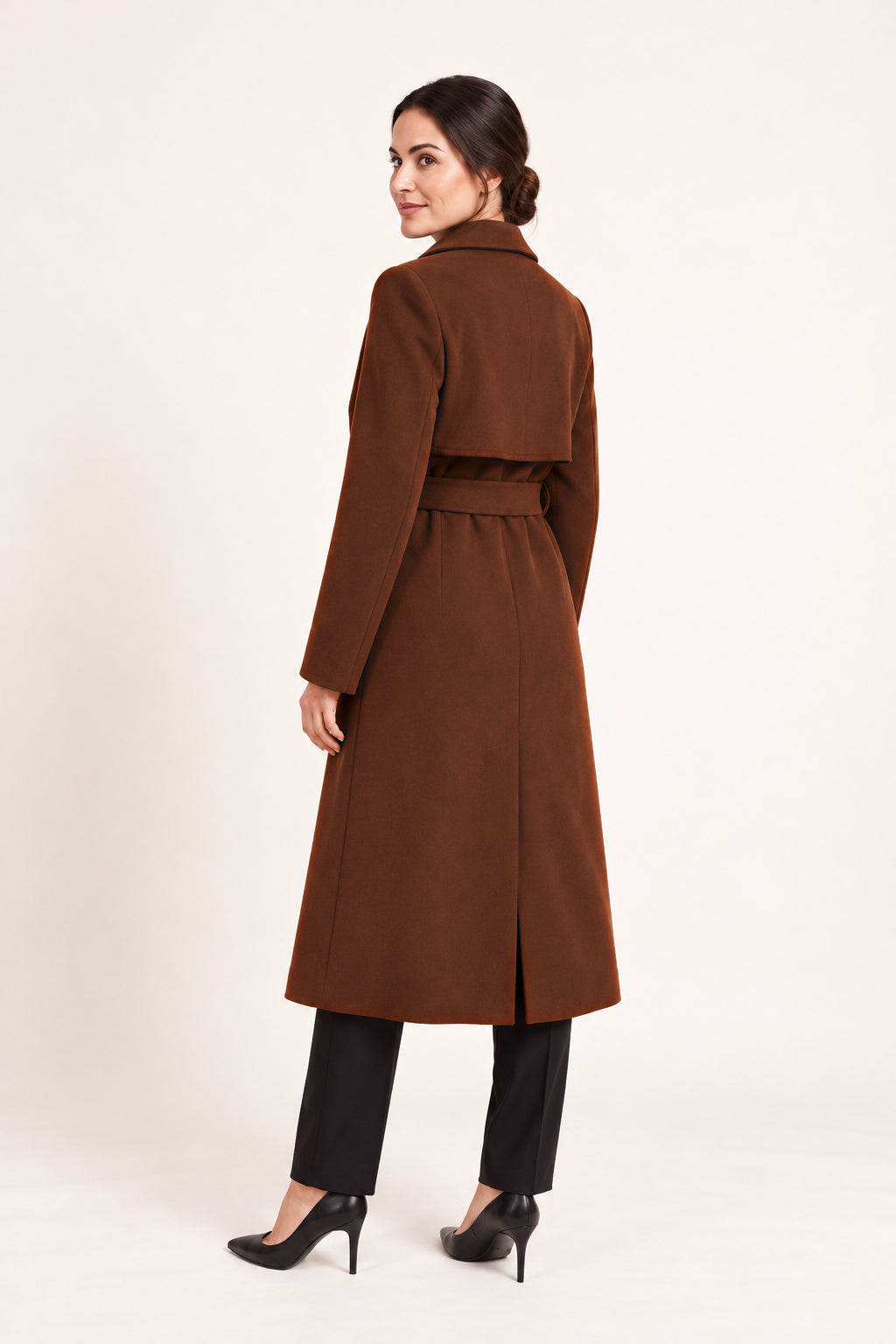 Cappotto lungo con cintura, indossato da Sofia — Marrone