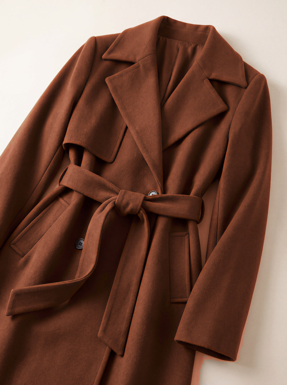 Cappotto lungo con cintura — Marrone, dettaglio del capo