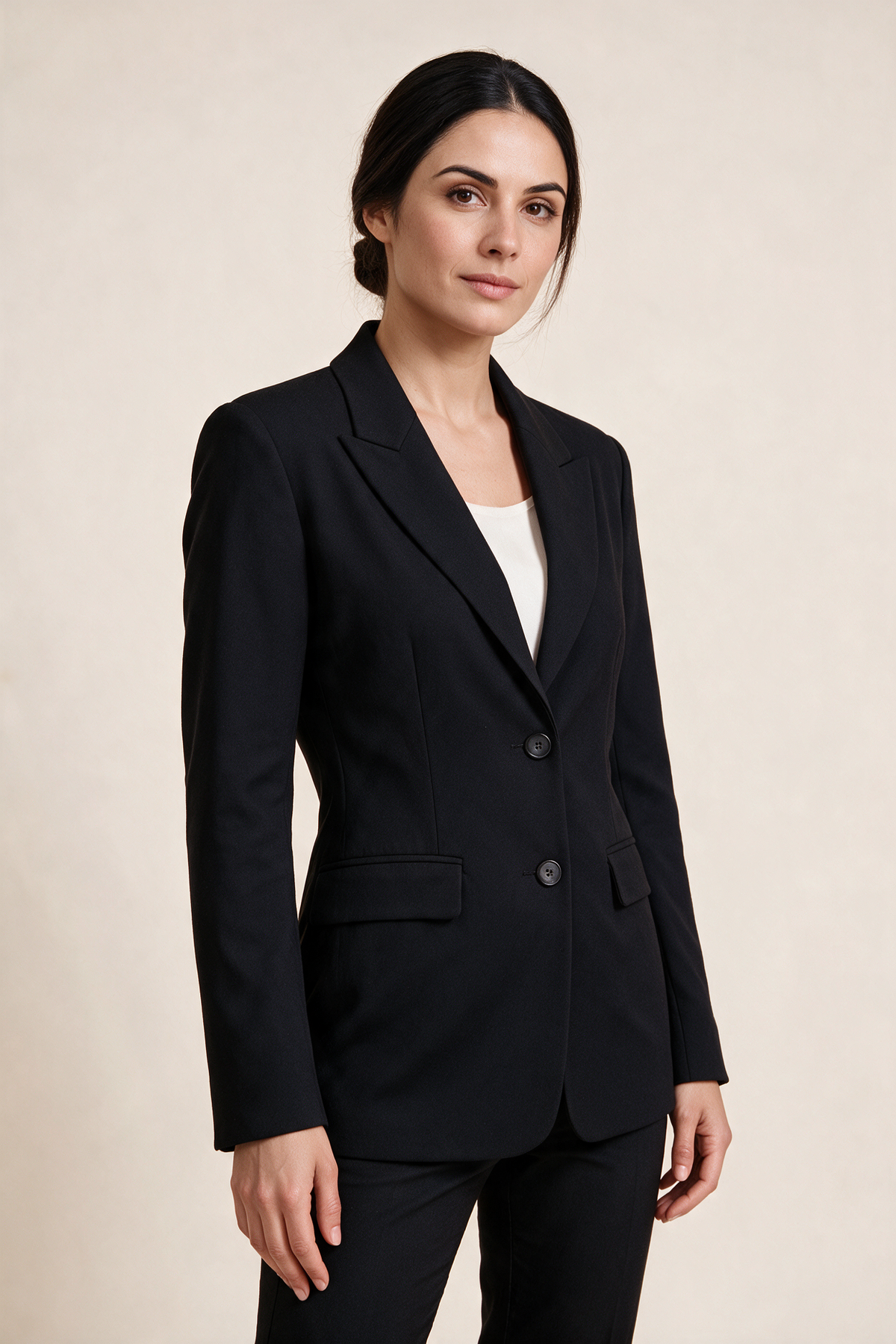 Blazer monopetto a due bottoni — Nero, indossato da Sofia, tre quarti