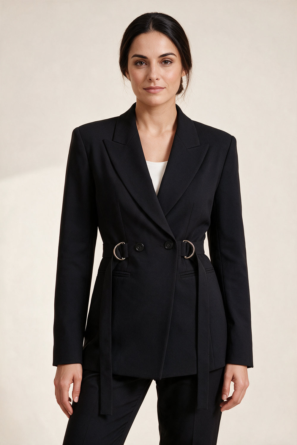 Blazer avvitato con nastri e anelli — Nero, indossato da Sofia, vista frontale