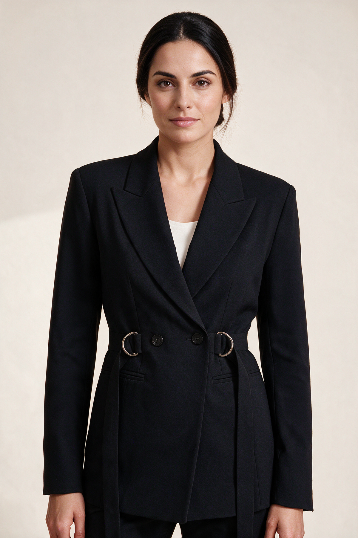 Blazer avvitato con nastri e anelli — Nero, indossato da Sofia, dettaglio