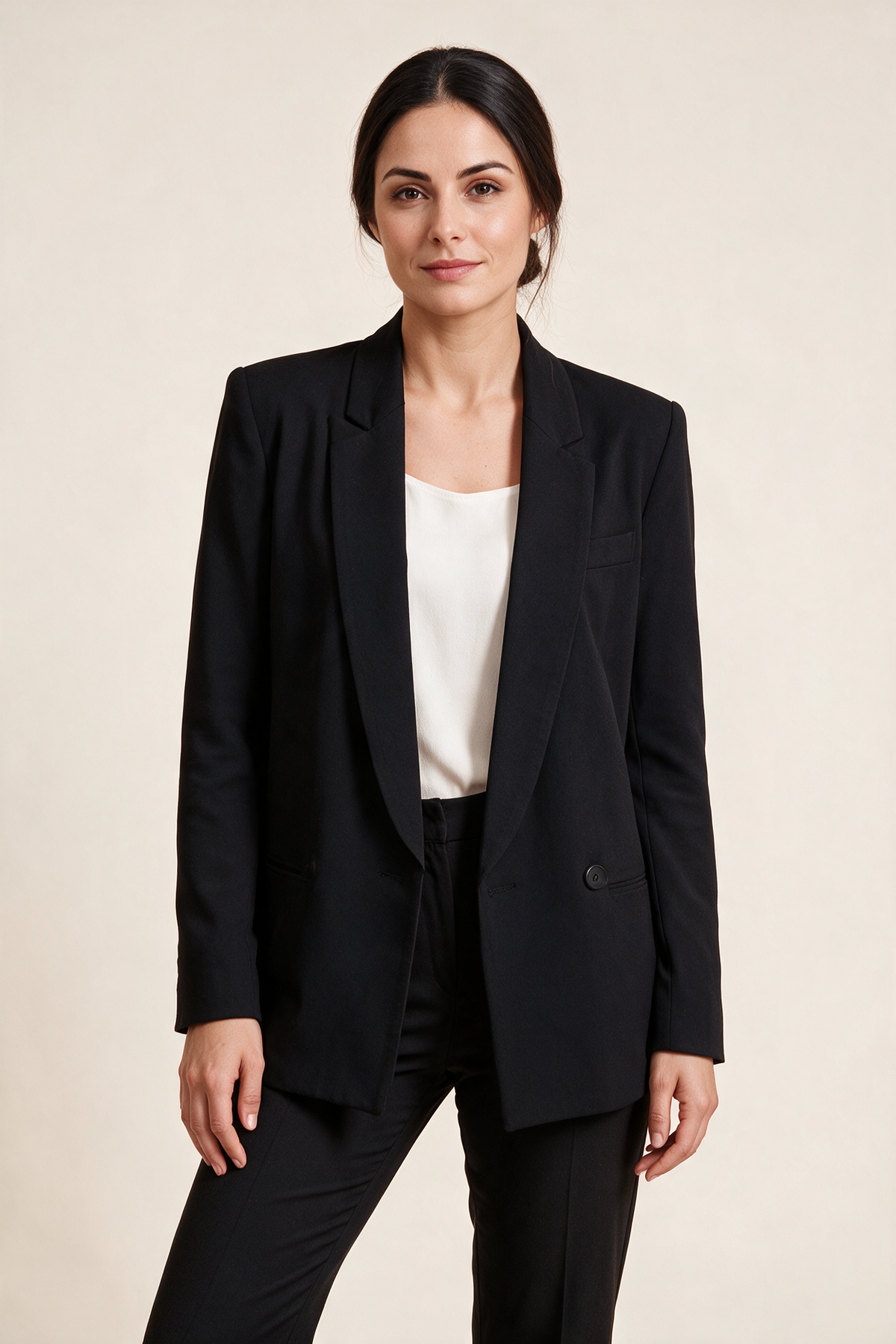 Blazer lungo dal taglio asimmetrico — Nero, indossato da Sofia, vista frontale