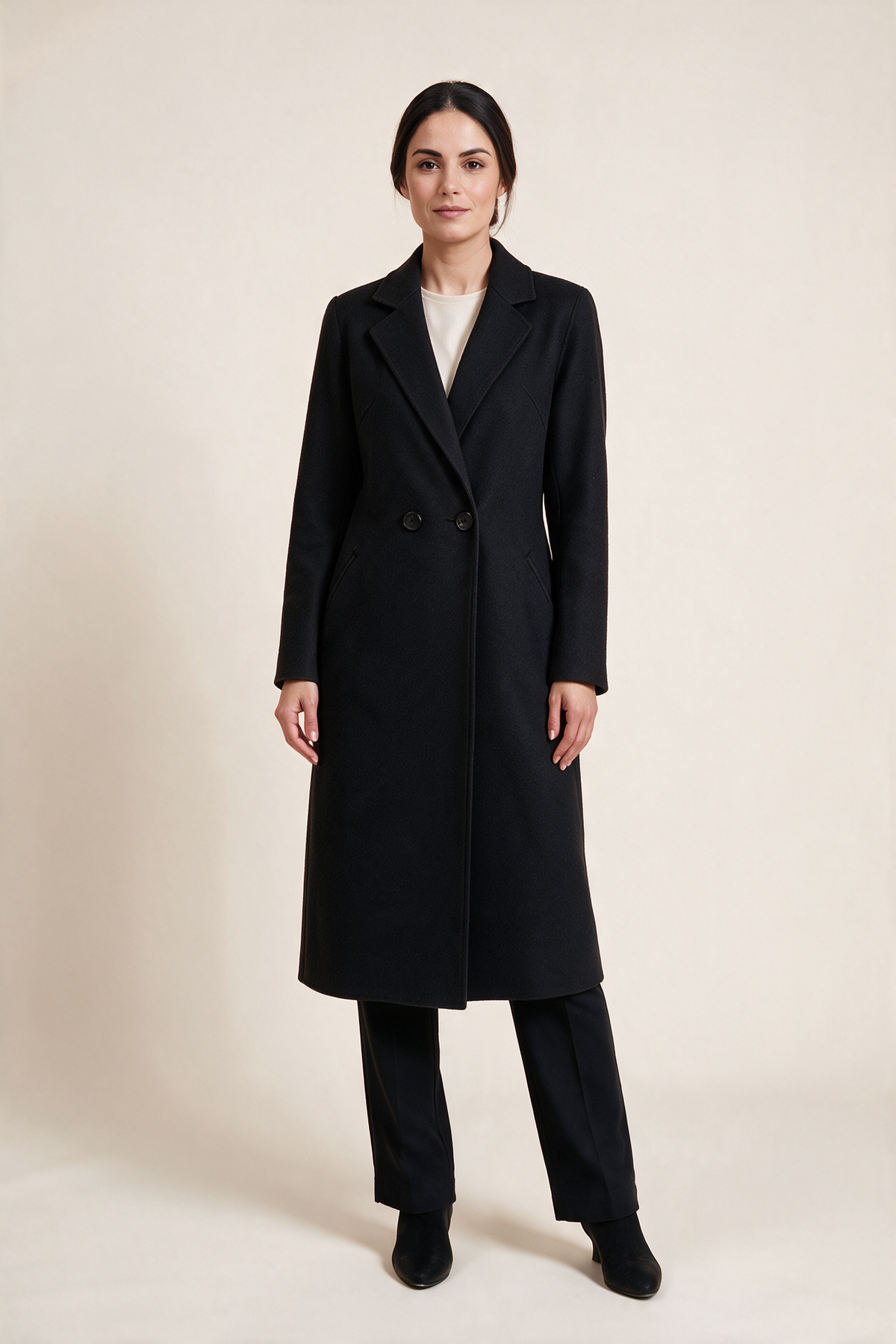 Cappotto midi dalla linea essenziale — Nero, indossato da Sofia, vista frontale