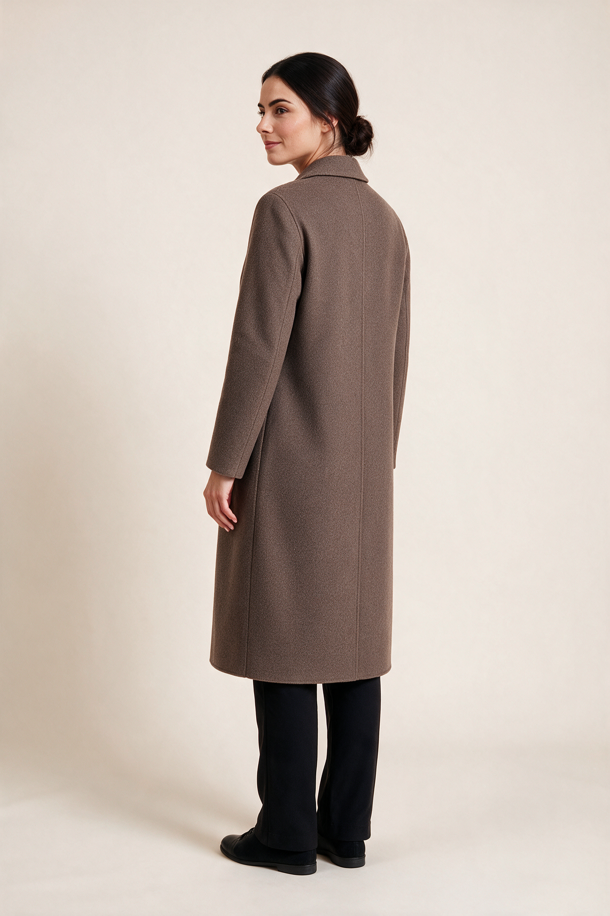 Cappotto midi dalla linea essenziale — Tortora, indossato da Sofia, vista posteriore, sguardo oltre la spalla