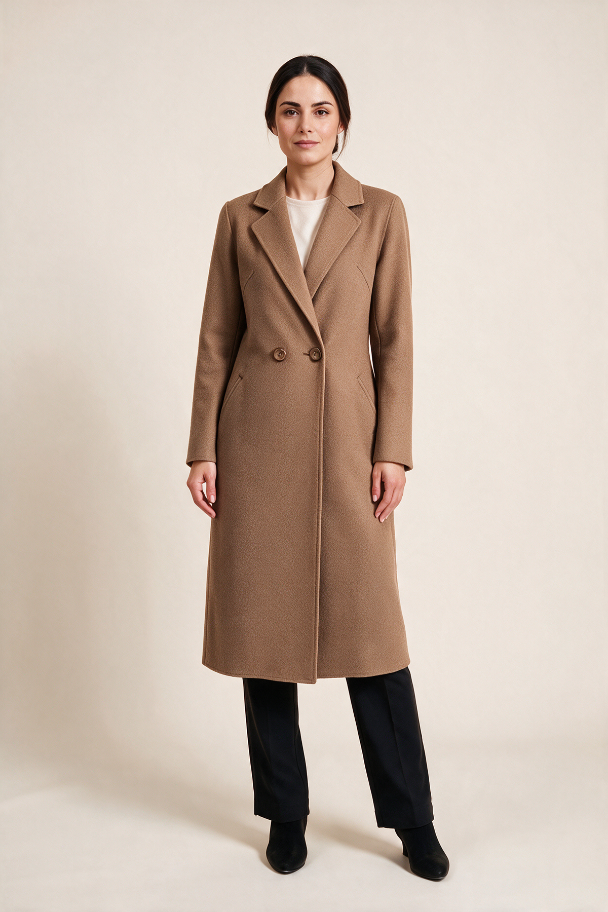 Cappotto midi dalla linea essenziale — Cammello, indossato da Sofia, vista frontale