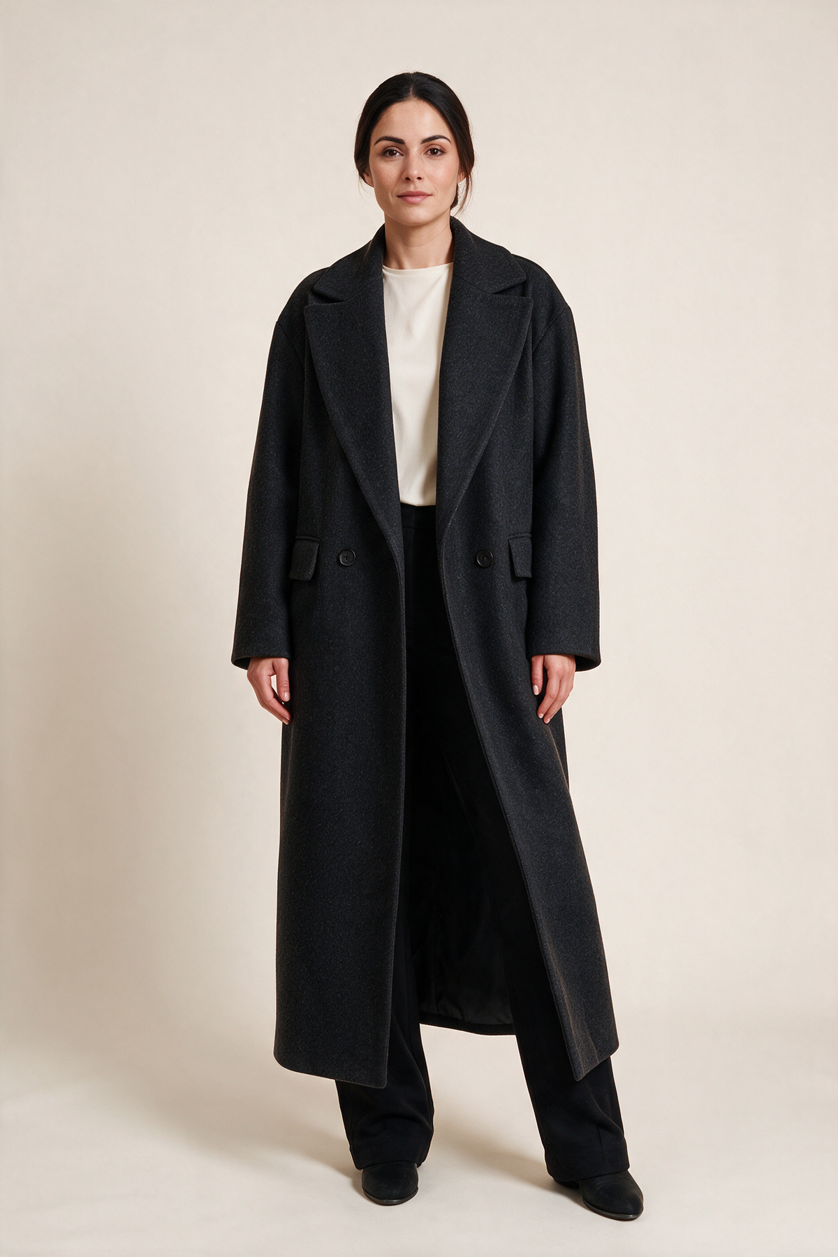 Cappotto lungo con revers — Nero, indossato da Sofia, vista frontale