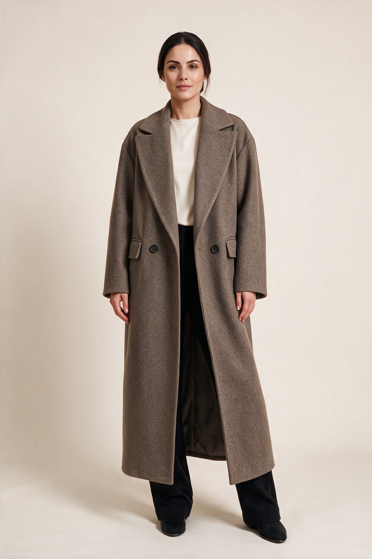 Cappotto lungo con revers — Tortora, indossato da Sofia, vista frontale