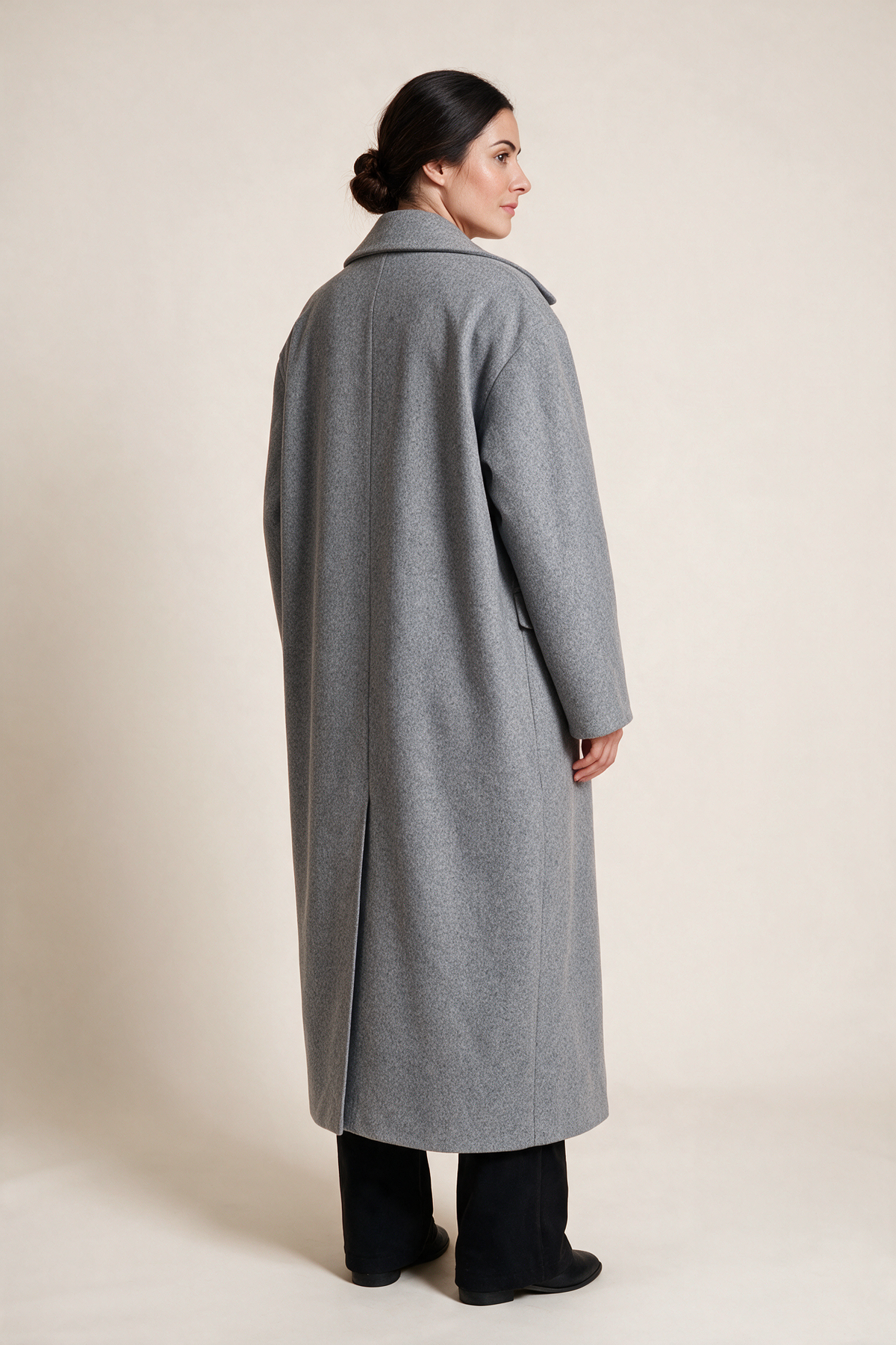Cappotto lungo con revers — Grigio, indossato da Sofia, vista posteriore