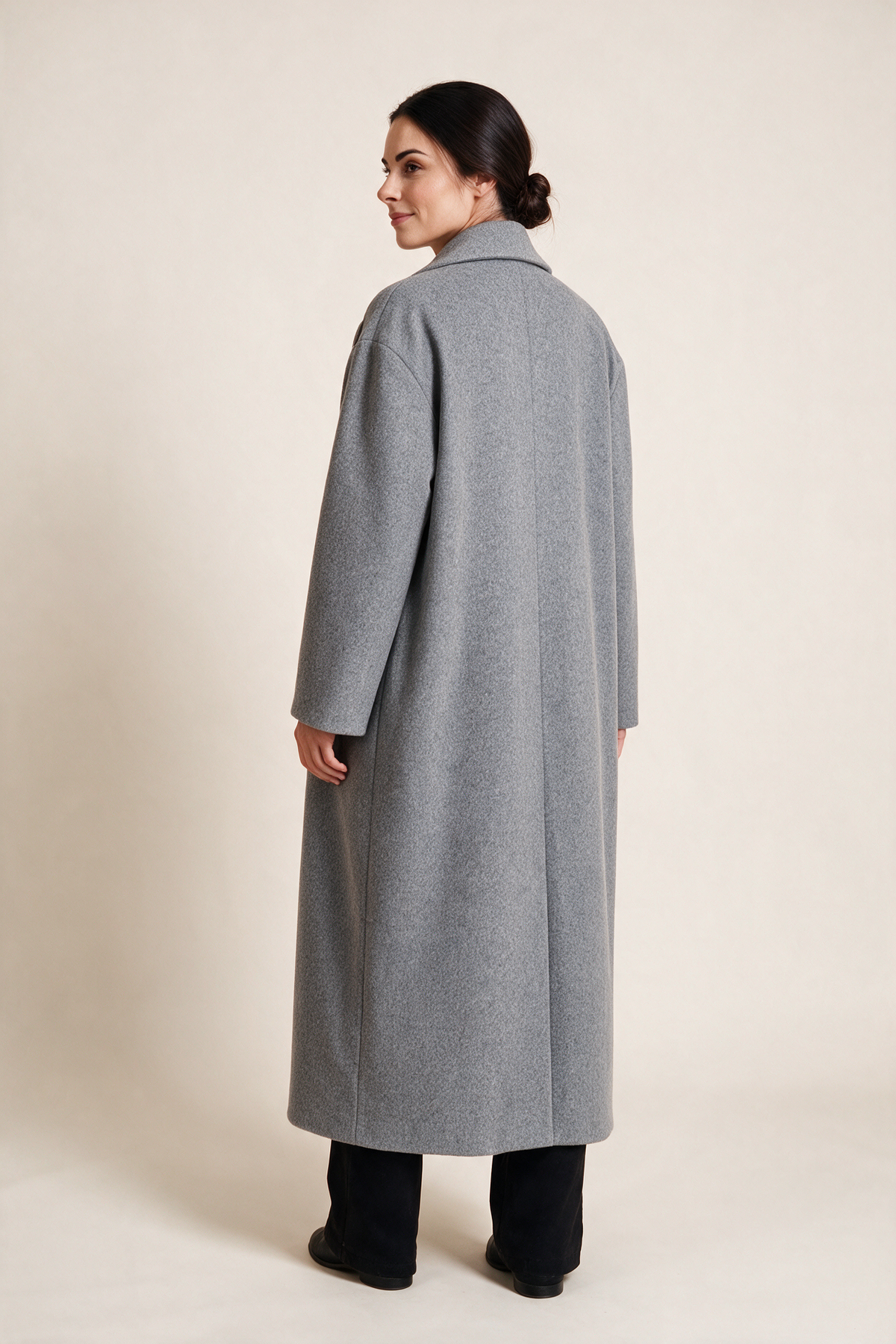 Cappotto lungo con revers — Grigio, indossato da Sofia, vista posteriore, sguardo oltre la spalla