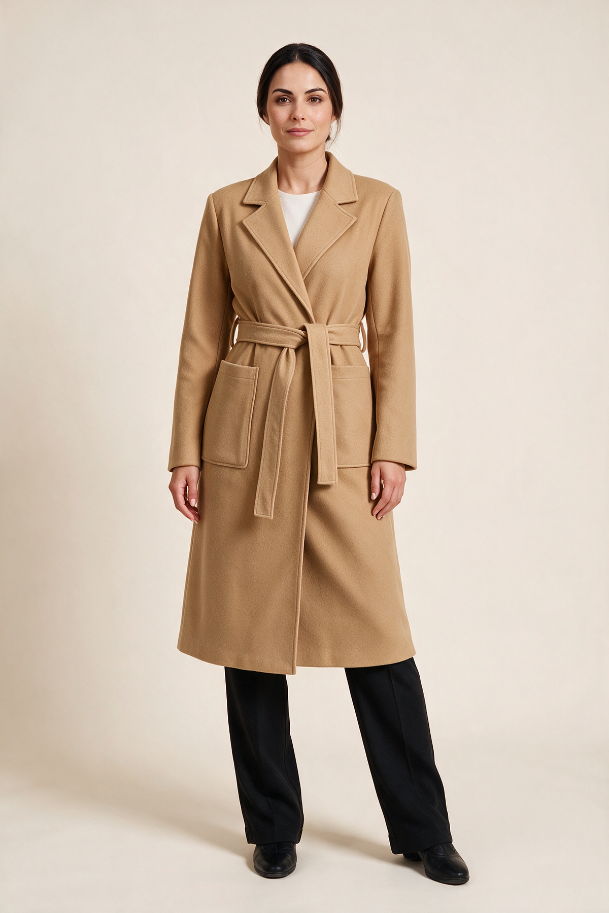 Cappotto con cintura e tasche applicate — Cammello dorato, indossato da Sofia, vista frontale