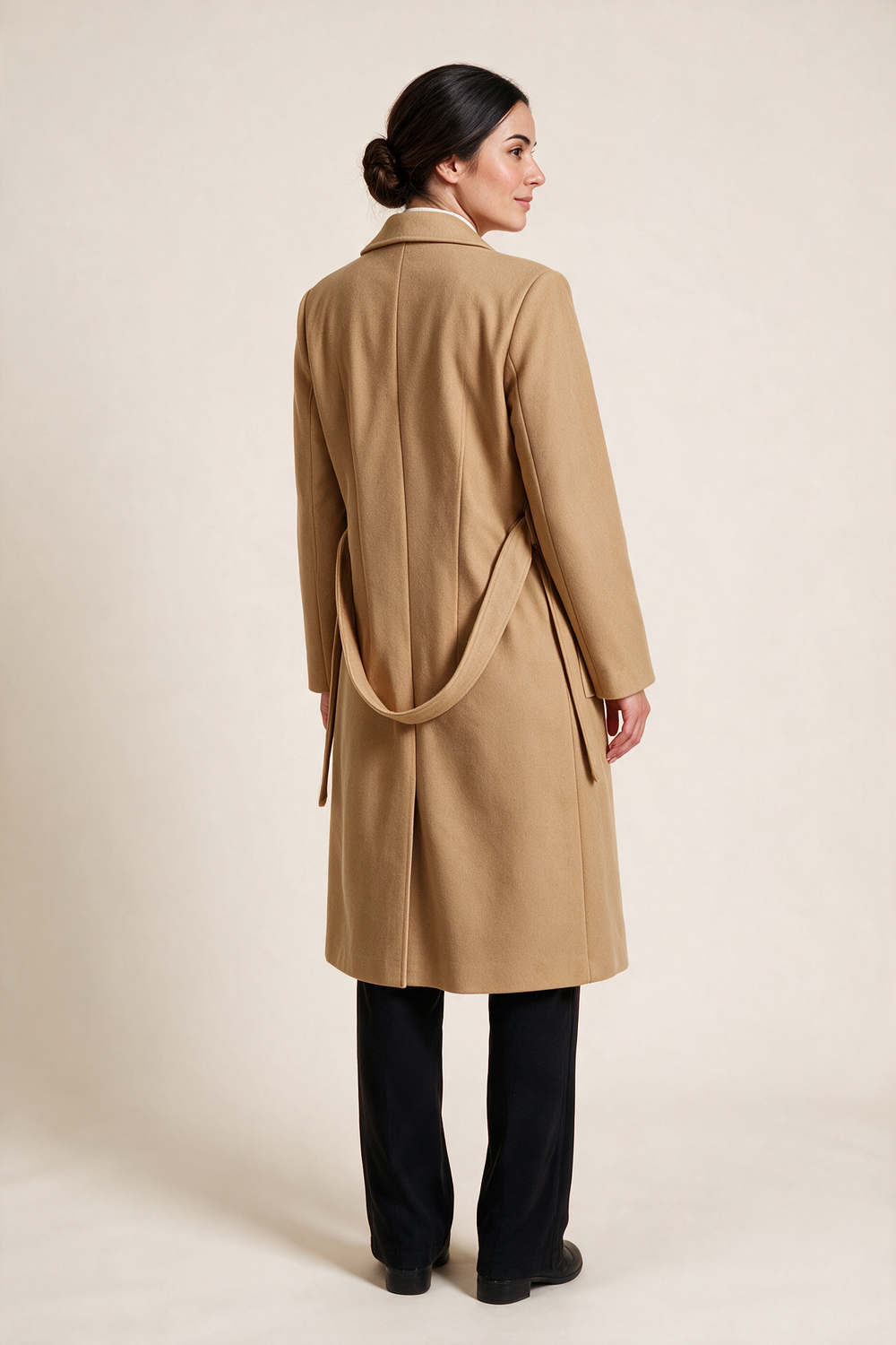 Cappotto con cintura e tasche applicate — Cammello dorato, indossato da Sofia, vista posteriore