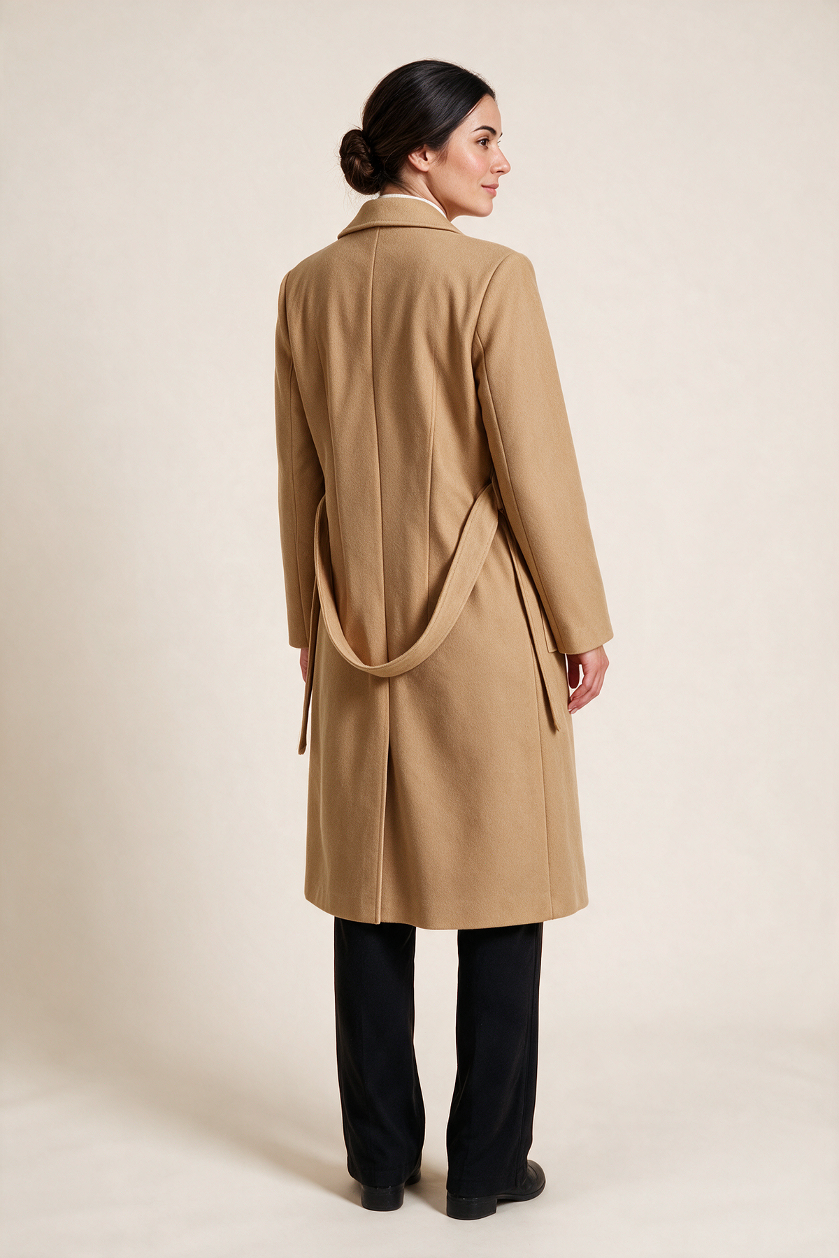 Cappotto con cintura e tasche applicate — Cammello dorato, indossato da Sofia, vista posteriore