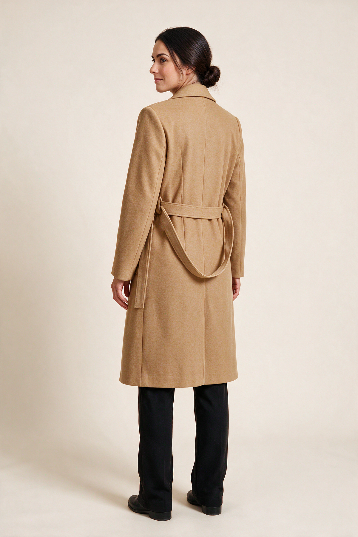 Cappotto con cintura e tasche applicate — Cammello dorato, indossato da Sofia, vista posteriore, sguardo oltre la spalla